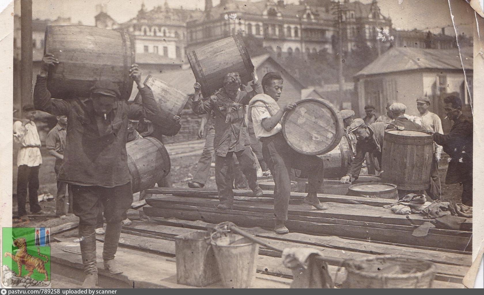 Приходить старый. Грузчики в порту 1930. Старый портовый грузчик. Грузчик СССР. Грузчики в порту в 19 Векк.