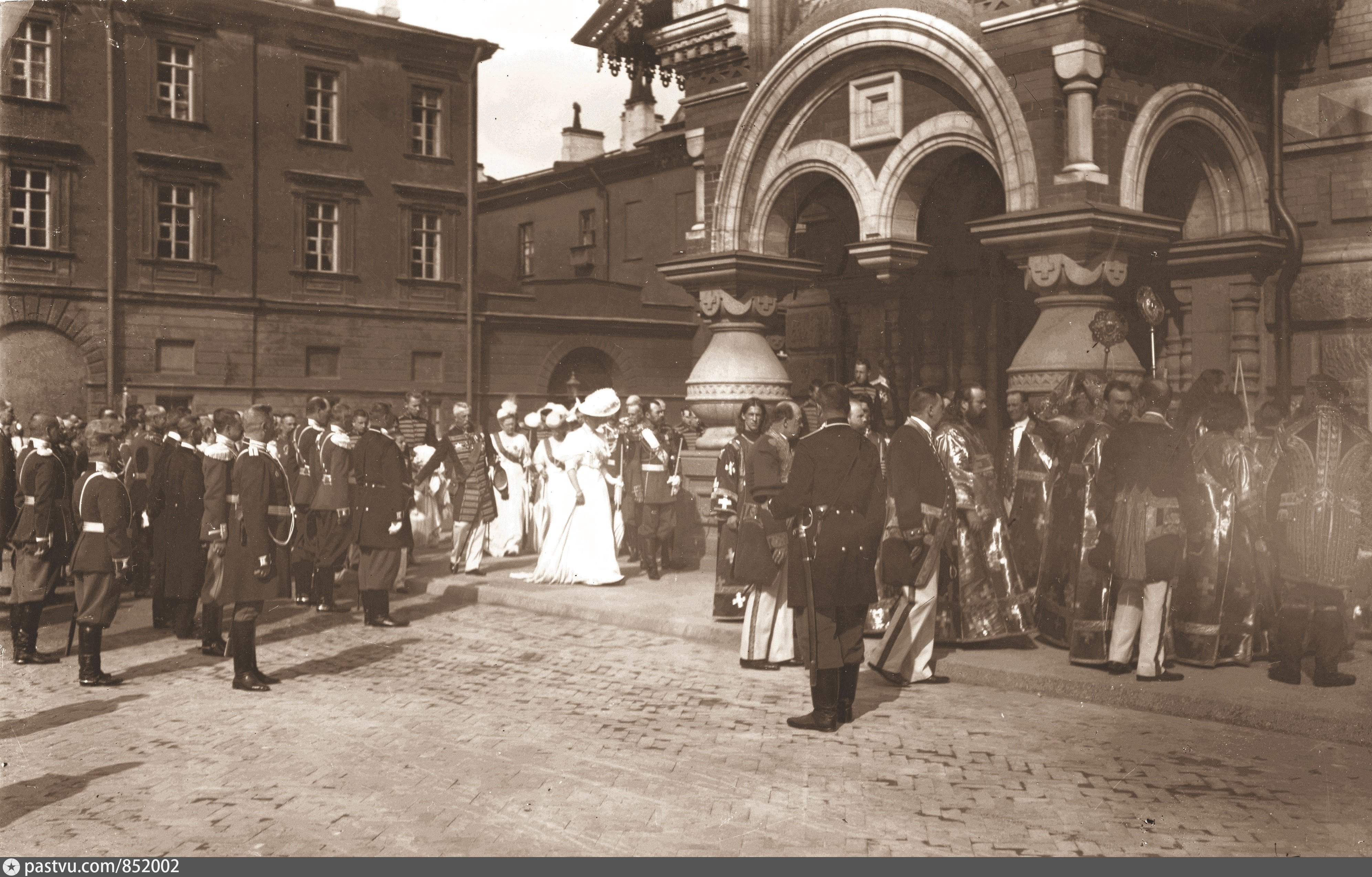 На представленных ниже фото. Освящение собора спас на крови в Санкт-Петербурге в 1907. Санкт-Петербург 1907. Освящение Спаса на крови 1907 год.