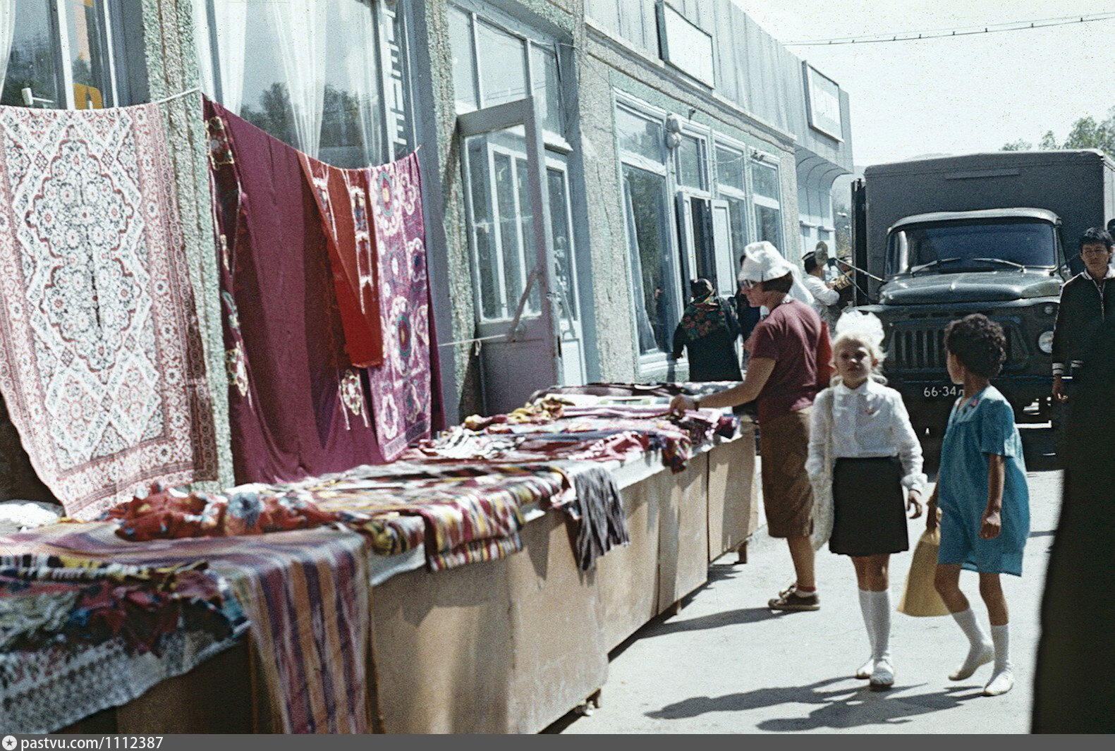 Завтра в исфаре. Рынок Исфара Таджикистан. Город Исфара 1970 год. Группа Исфара 1990 год. Исфара 1980.