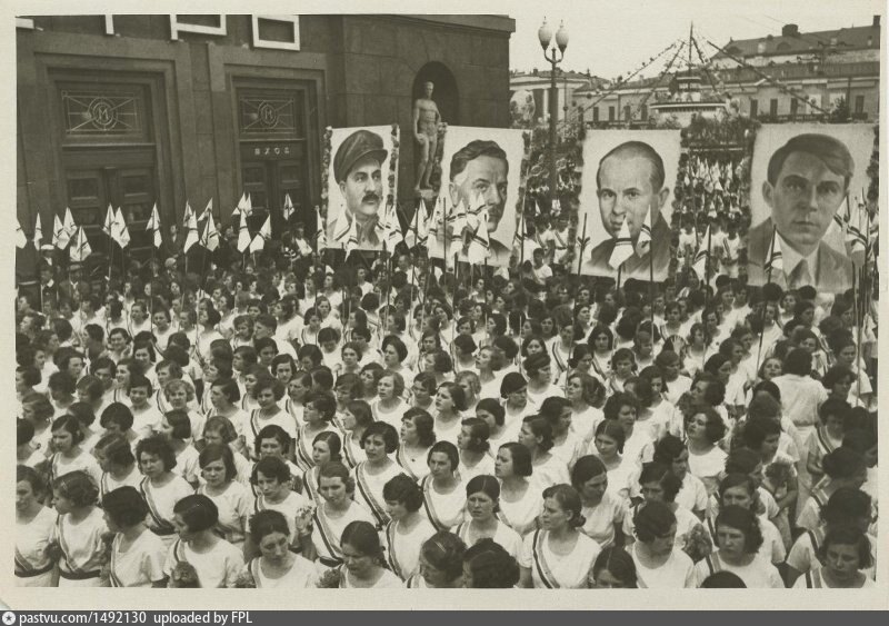 Ноябрь 1986 г. Первомайский парад на площади Урицкого 1934 года. Парад 1937 в Москве. Первомайский парад 1937 года. Парад 7 ноября 1937 года.