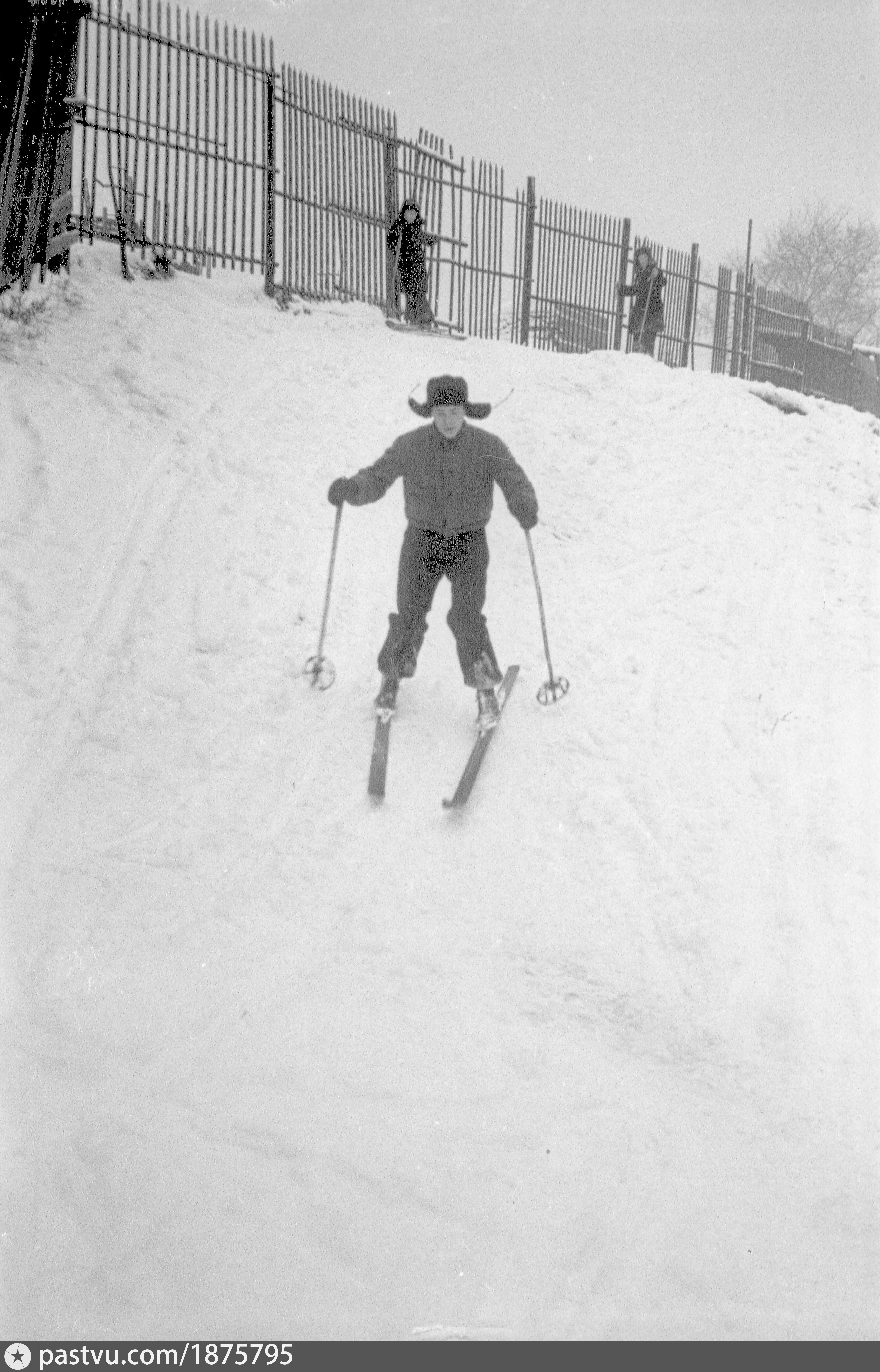 1951 1955. На лыжах с горки. Картонка на Горке. Сложности горок лыжи. Лыжная горки из грязи.