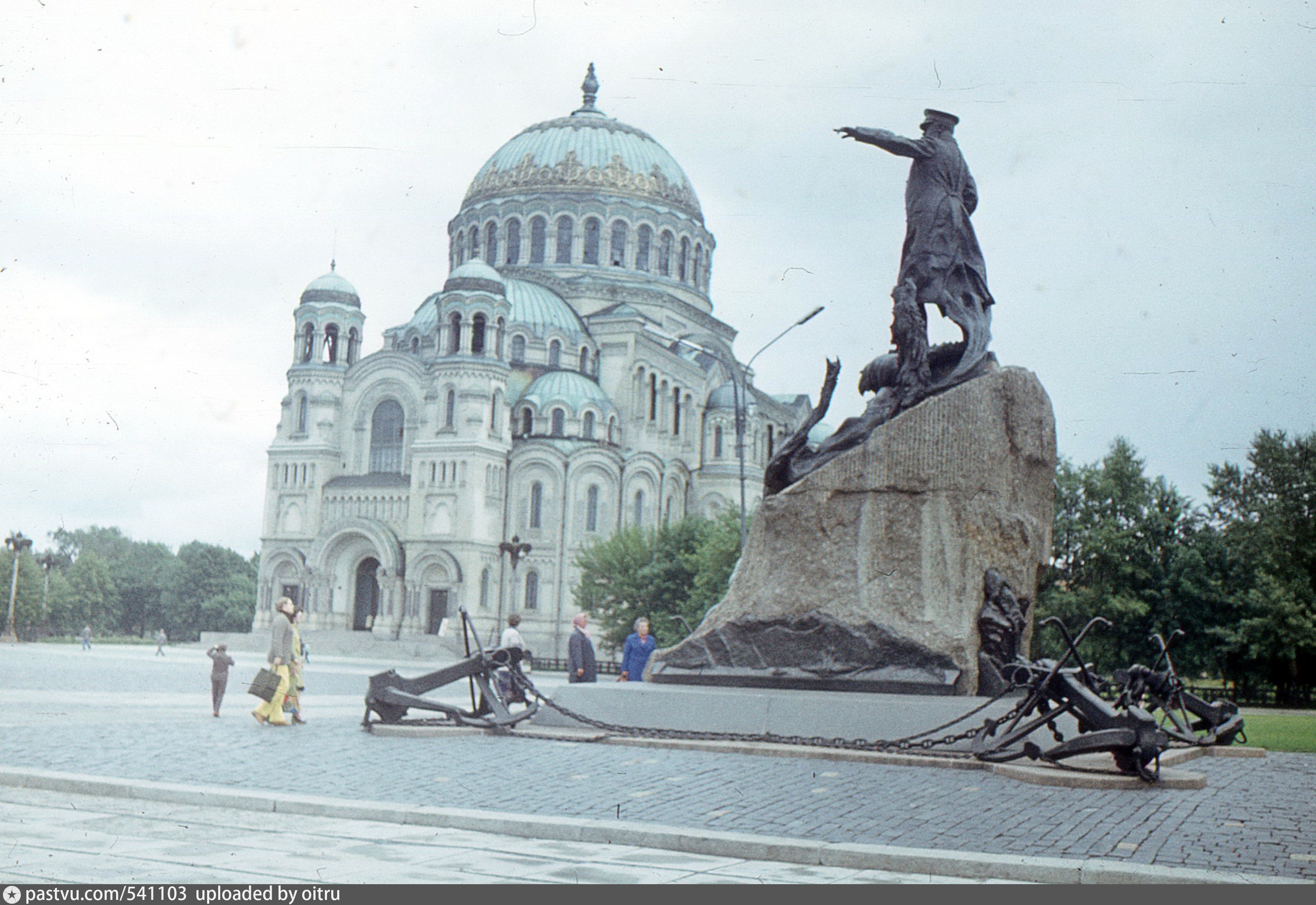 Кронштадт памятники адмиралам. Памятник Макарову в Кронштадте. Памятник около морского собора в Кронштадте. Памятник в Кронштадте у морского собора Макарову.