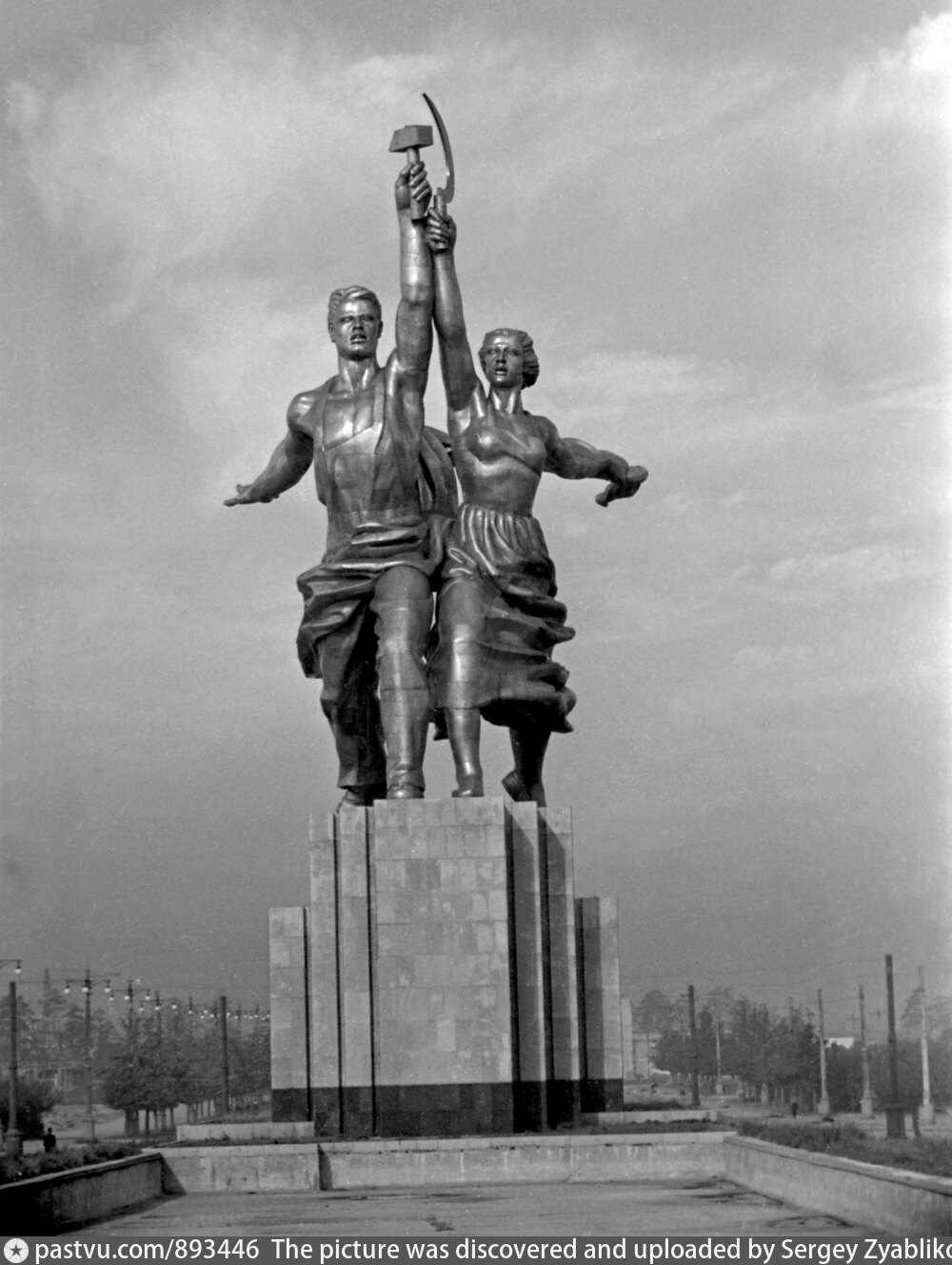 Памятники советского времени. Скульптура в. Мухиной “рабочий и колхозница” (1937). Скульптура веры Мухиной рабочий и колхозница. В Мухина рабочий и колхозница Москва 1937 г.