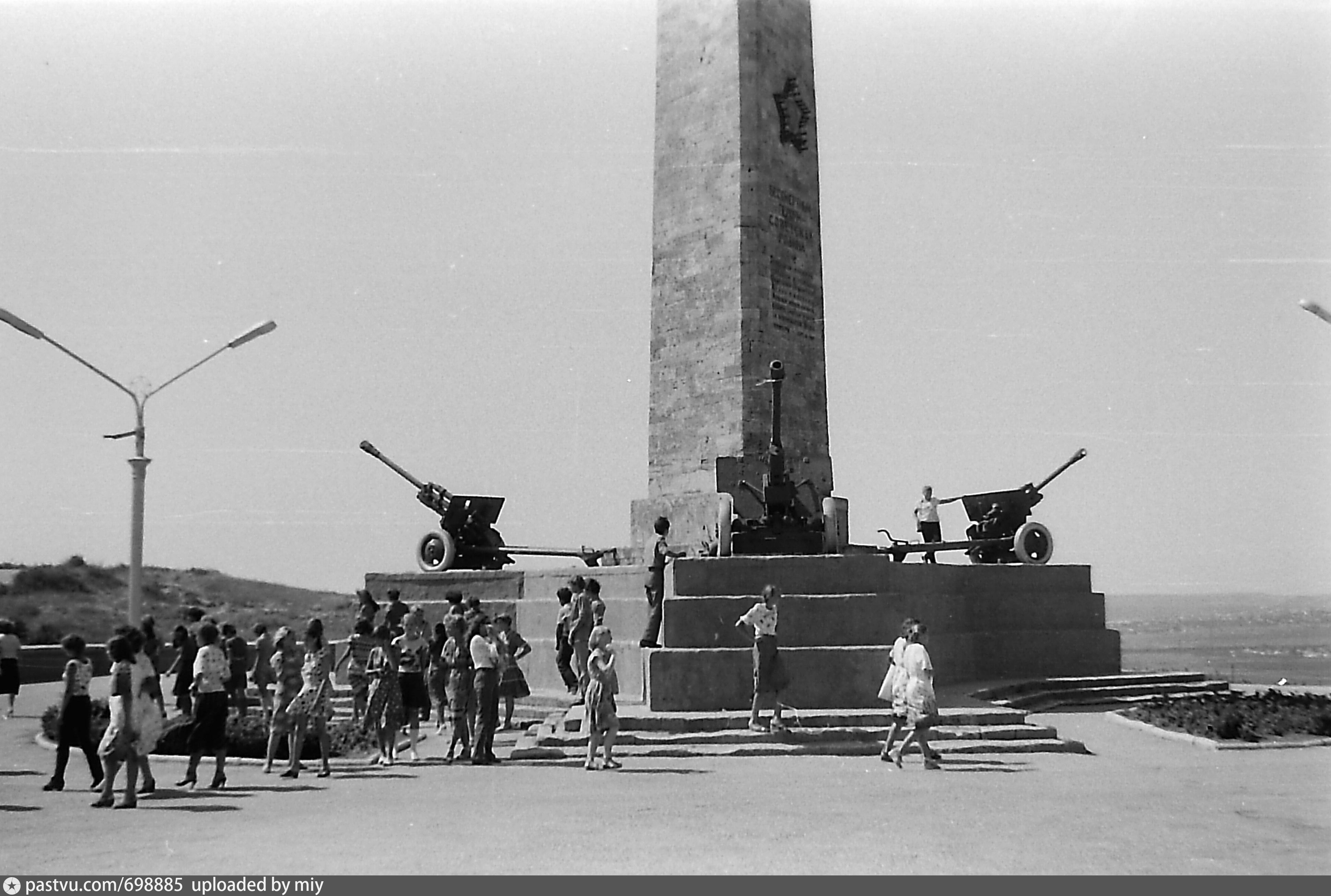 Керчь время. Керчь Обелиск славы 1944. Обелиск славы на горе Митридат. Керчь. Обелиск славы. Город герой Керчь Обелиск славы на горе Митридат.