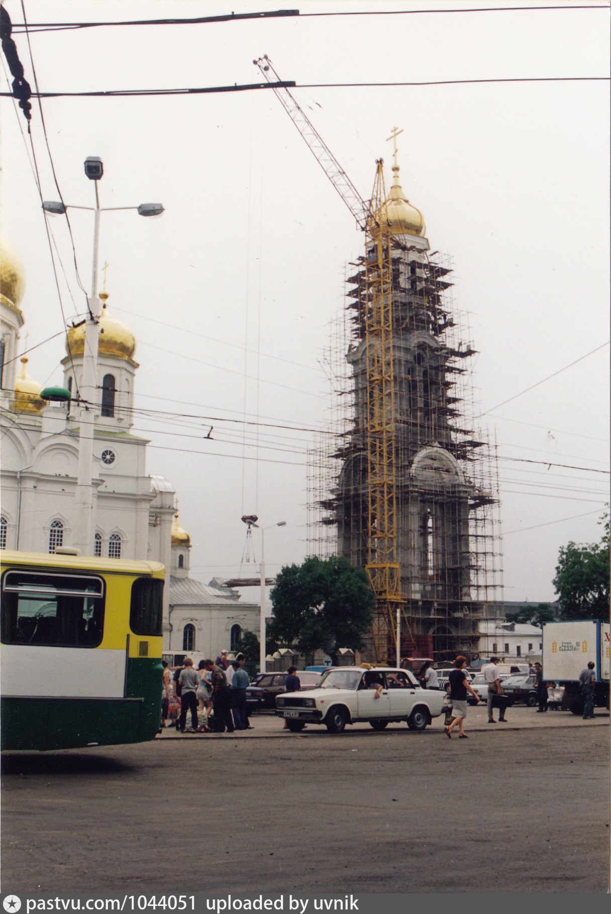 Ставят купол на колокольне в Ростове на Дону