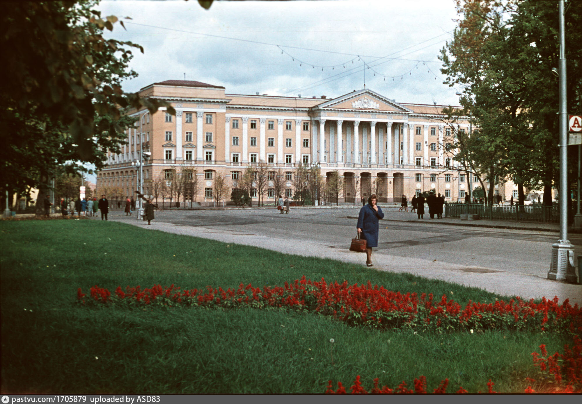 Дом советов смоленск. Смоленск дом советов фото. Дом советов смоленск ленина 1. Дом советов смоленск. Областная администрация города смоленска.