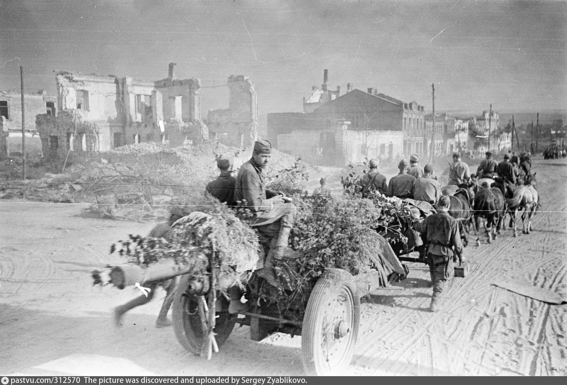 5 августа 1943 года белгород. Освобождение Белгорода 1943. Освобожденный Белгород 1943. Белгород 1943 год. Белгород освобождение Великой Отечественной войны.