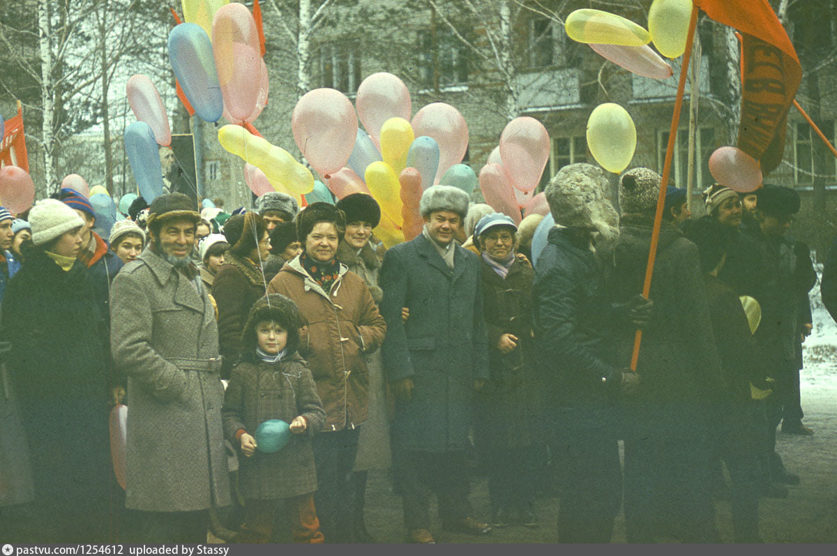 Что было 7 ноября. Демонстрация 7 ноября в СССР. Демонстрация 7 ноября 1975 Ижевск. Первомайская демонстрация 1983 год. Демонстрация 7 ноября 1987.