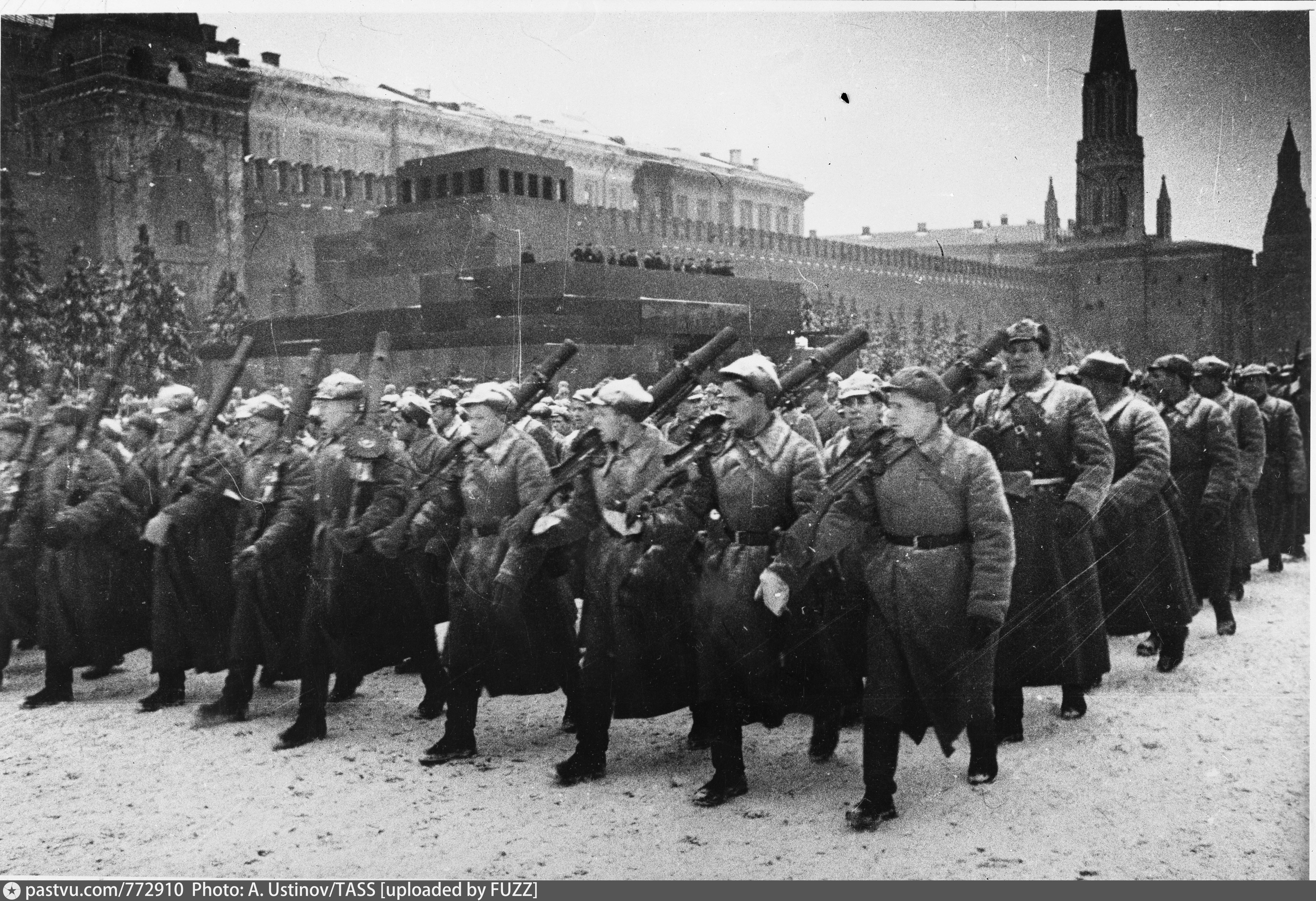 7 лет победы великой отечественной войне. Битва за Москву 7 ноября 1941 года. Парад на красной площади 1941 битва за Москву. Парад 7 ноября 1941 года в Москве на красной площади.