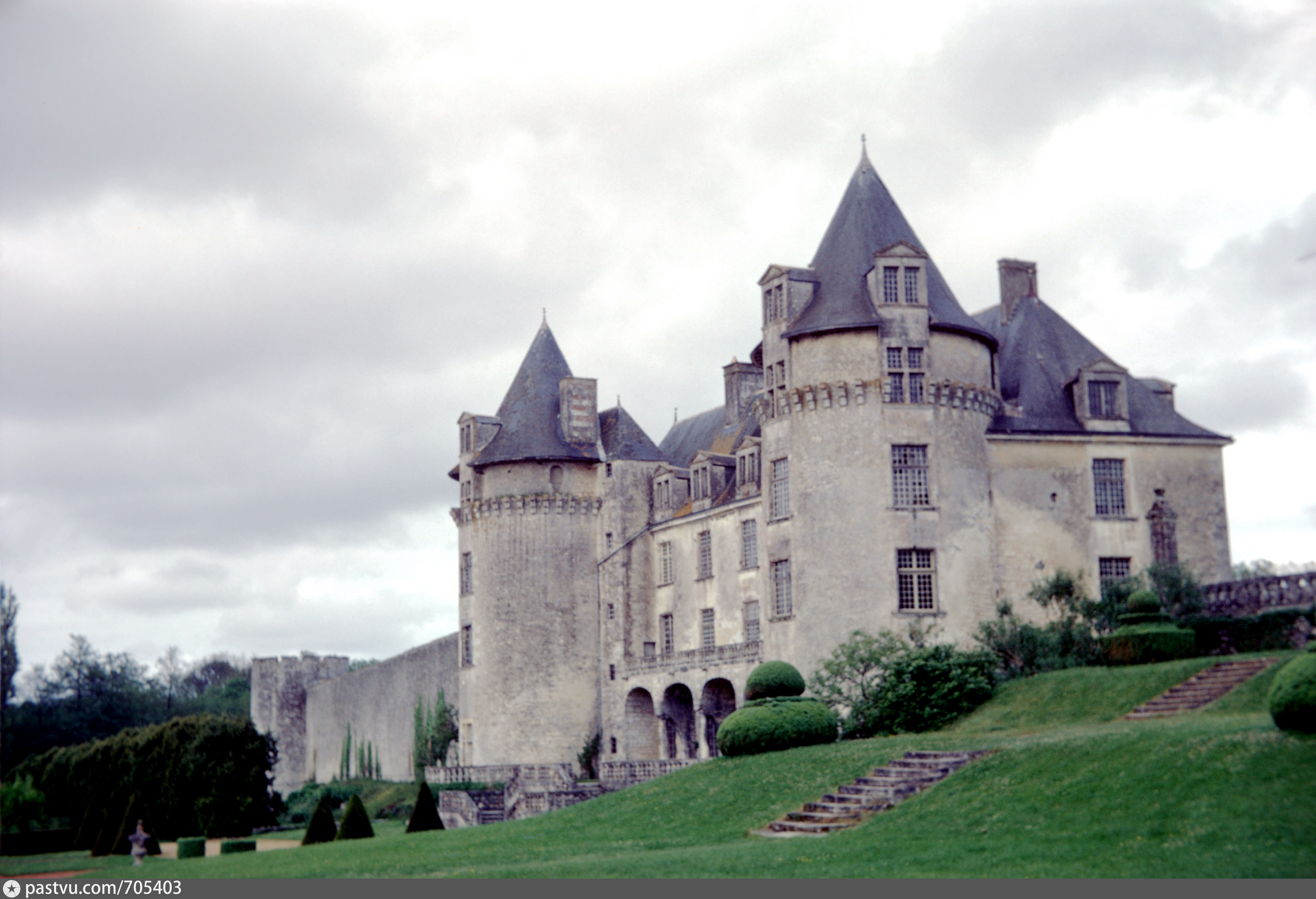 La castle. Замок Шато-де-ла-Рош, Франция. Замок ла Рош Курбон. Франция замок де ля Рош Курбон. Замок ла Рош Château de la Roche.