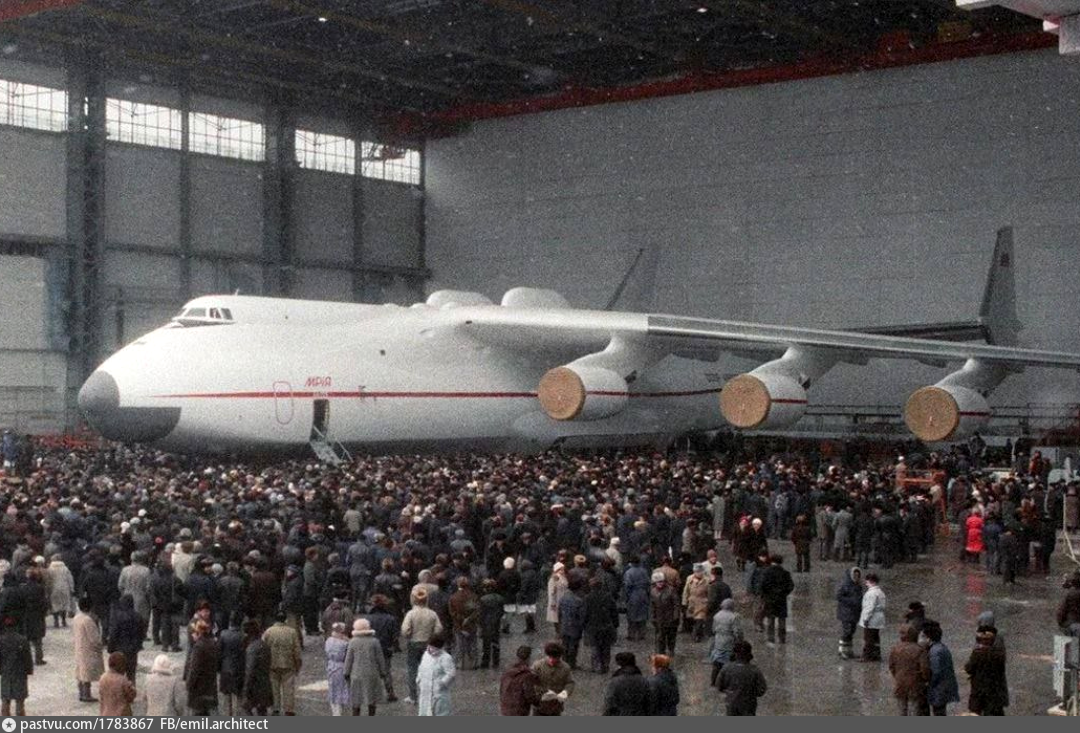 Самолет 1988. АН-225 «Мрия» 1988. АН-225 Мрия выкатка. АН-225 Мрия в ангаре. АН Мрия 1988.