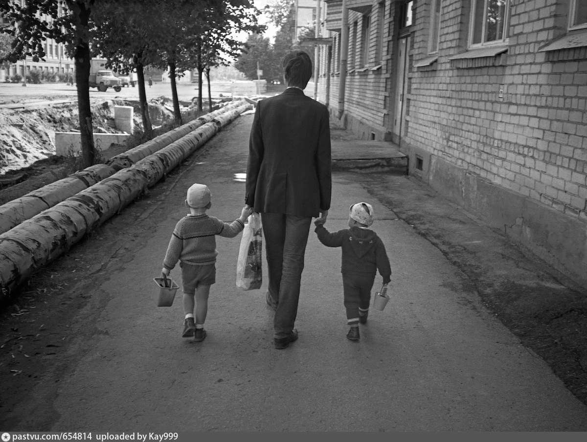 Fathers moscow. Фото британского фотографа в СССР. Фотограф Роджер Джордж Кларк. Молодой отец.Москва.1980. Фото СССР родители идут.