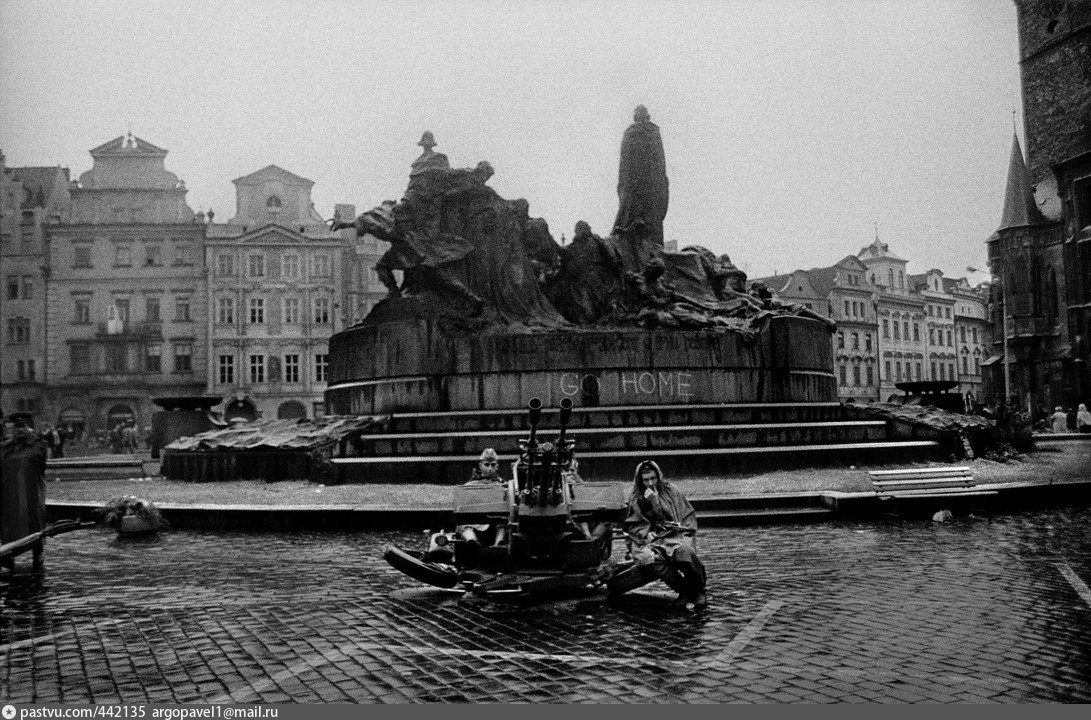 Чсср. Прага 1960. Чехия 1968 год фото. Чехословакия, август 1968 года. Зенитчики. Старый Чехословакия.