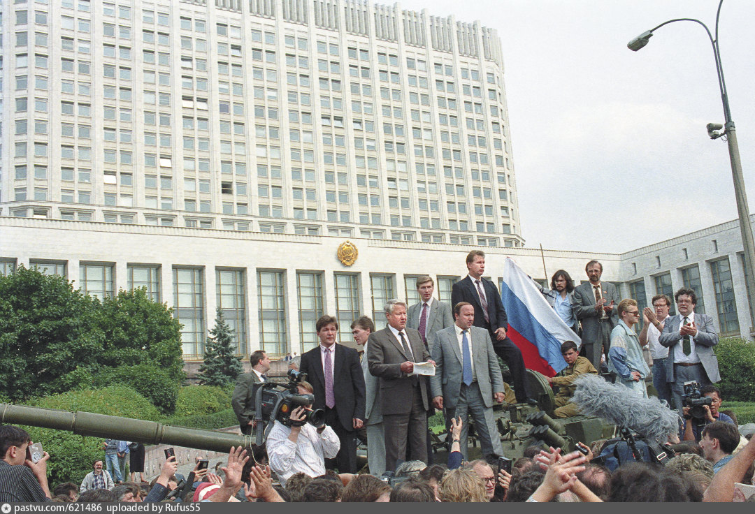 Борис Ельцин на танке перед Белым домом - Retro photos