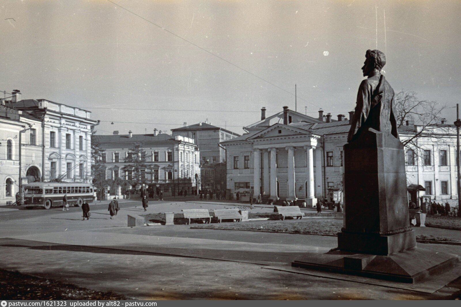 Памятник Горькому в Нижнем Новгороде. Памятник Свердлову в Волжском. Памятник Горькому на Кронверкском проспекте. Памятник Горькому в Челябинске.