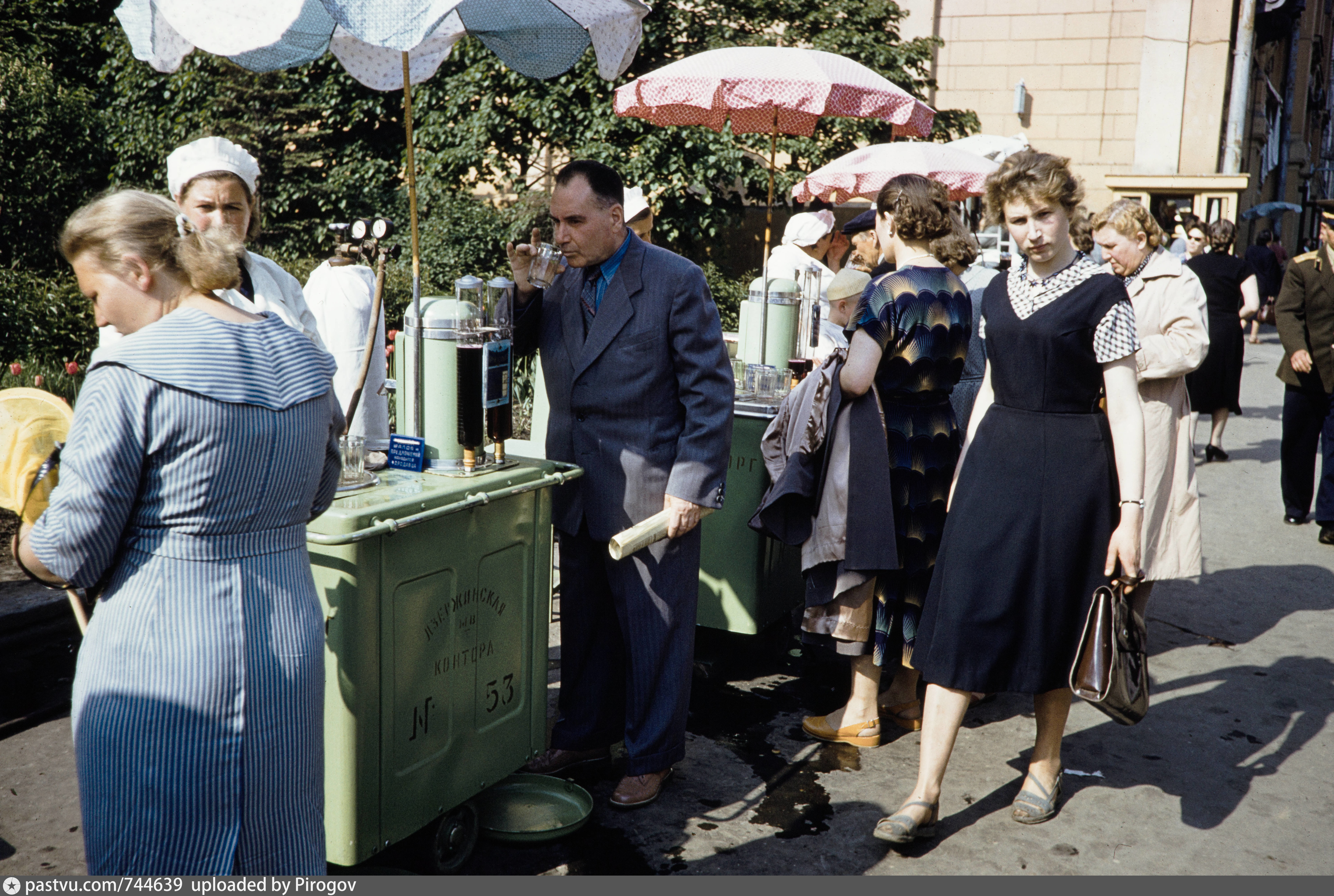 Принарядиться. 1959. Харрисон Форман в Москве. Харрисон Форман в Москве 1959 года. Харрисон Форман СССР фото 1959. Москва 1959 года в фотографиях Харрисона Формана.