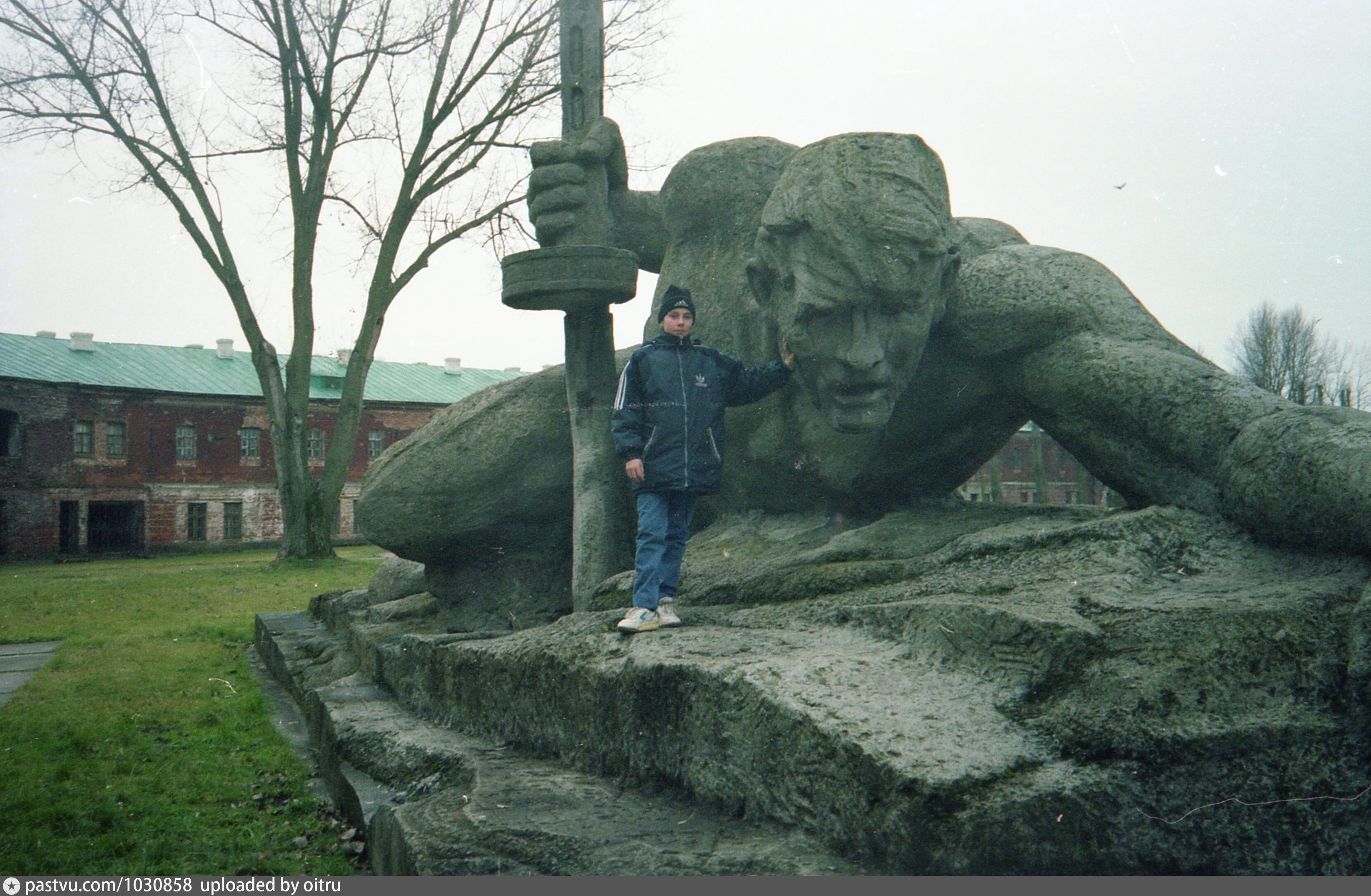 Памятник жажда в брестской крепости фото