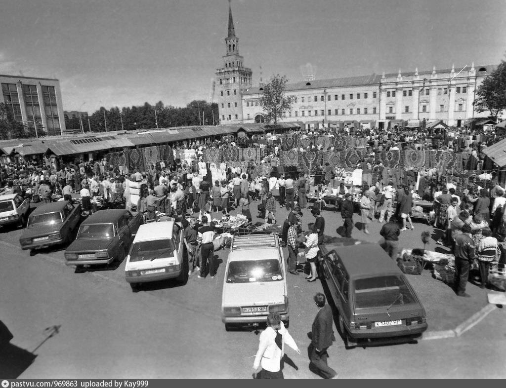 21 век советский. Ярославль 90-е. Ярославль в 90-е годы. Рынок в 90е годы на площади революции в Осинниках. Ярославль 1990.