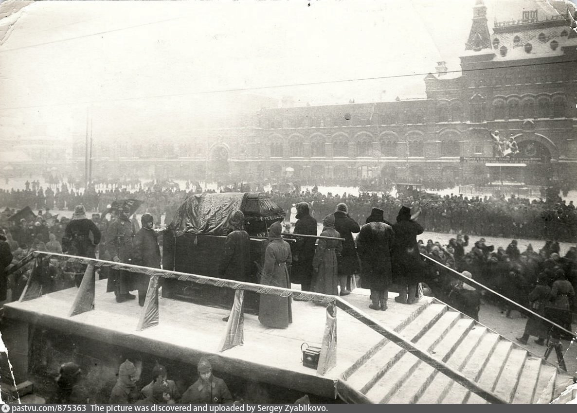 Ленин похороны. Мавзолей Ленина 1924 год. Траурный поезд Ленина 1924.