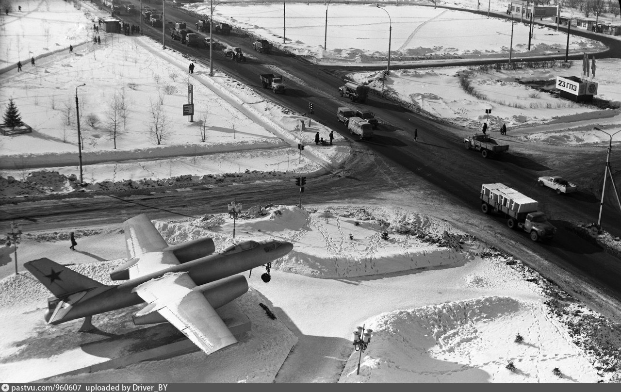 Вторая половина 1980. Самолет ил 28 Вологда. Улица Ильюшина Вологда. Самолет на Ильюшина в Вологде. Памятник самолет в Вологде.