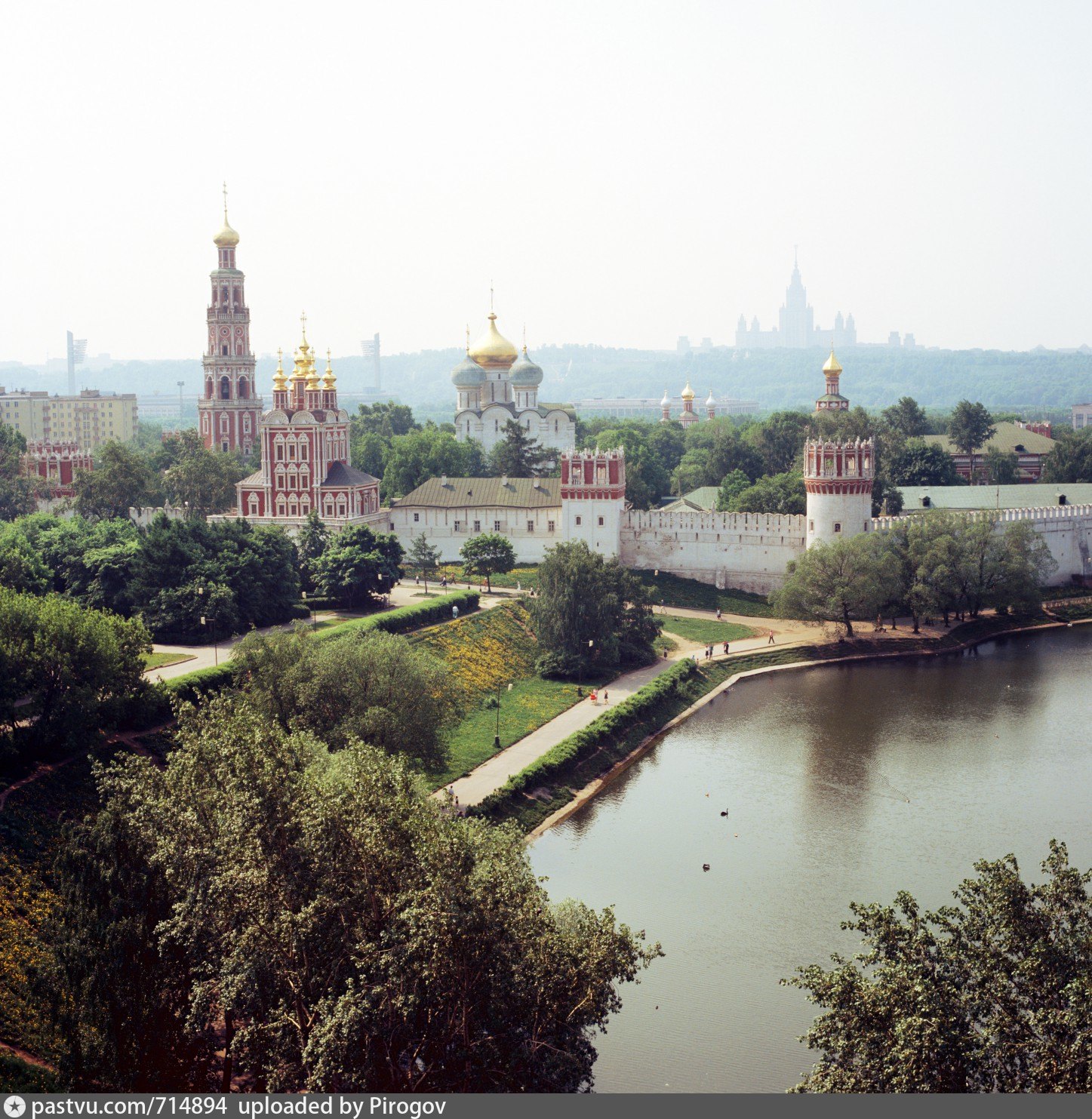 Хамовники. Новодевичий монастырь Хамовники. Новодевичий монастырь в Москве район Хамовники. Новодевичий монастырь Москва с высоты птичьего полета. Новодевичьи пруды Москва.