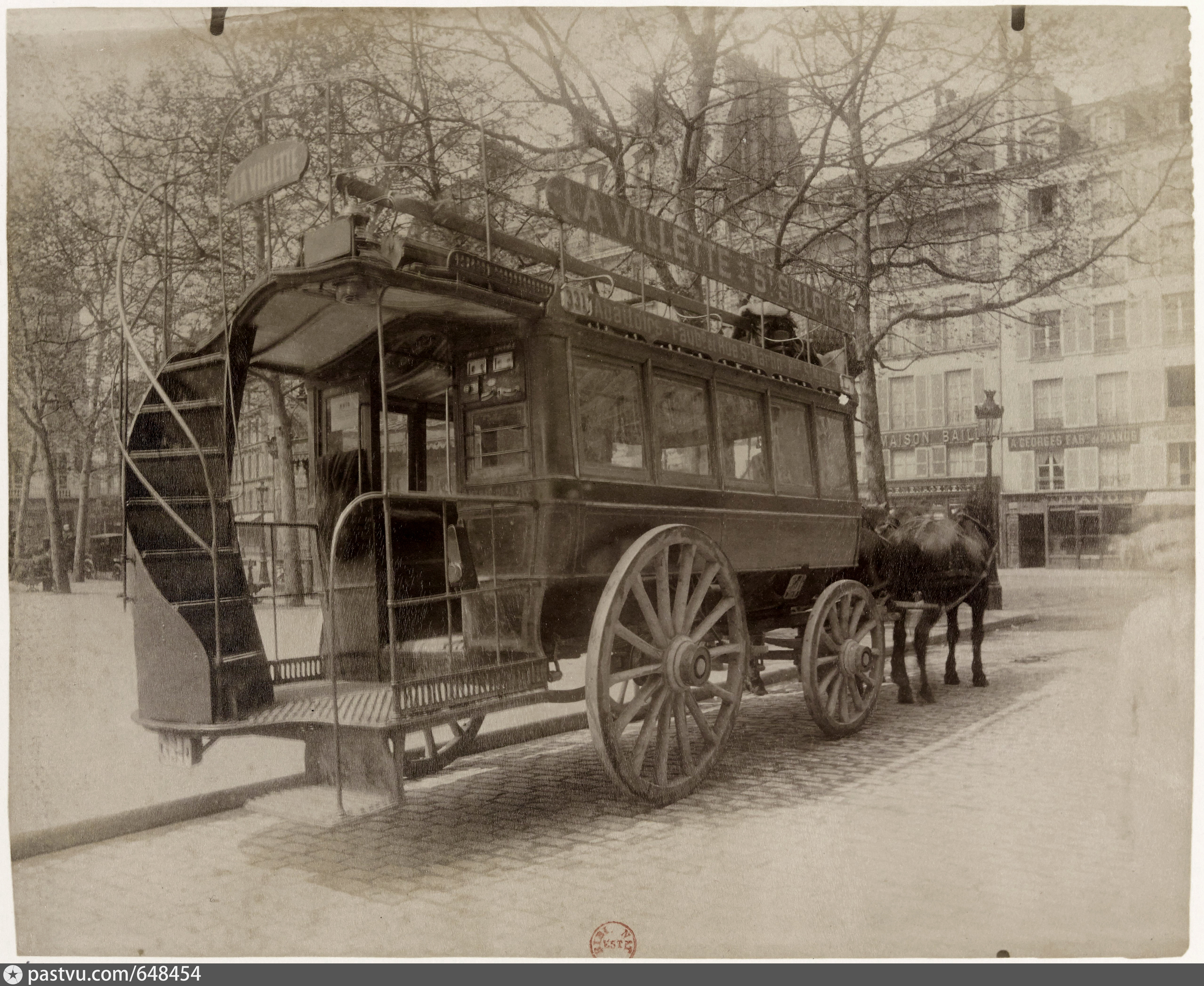 Транспорт который появился в 19 веке. Первый в мире троллейбус 1882. 17 век изобретения. Ford quadricycle 1896. Омнибус 19 век париж.