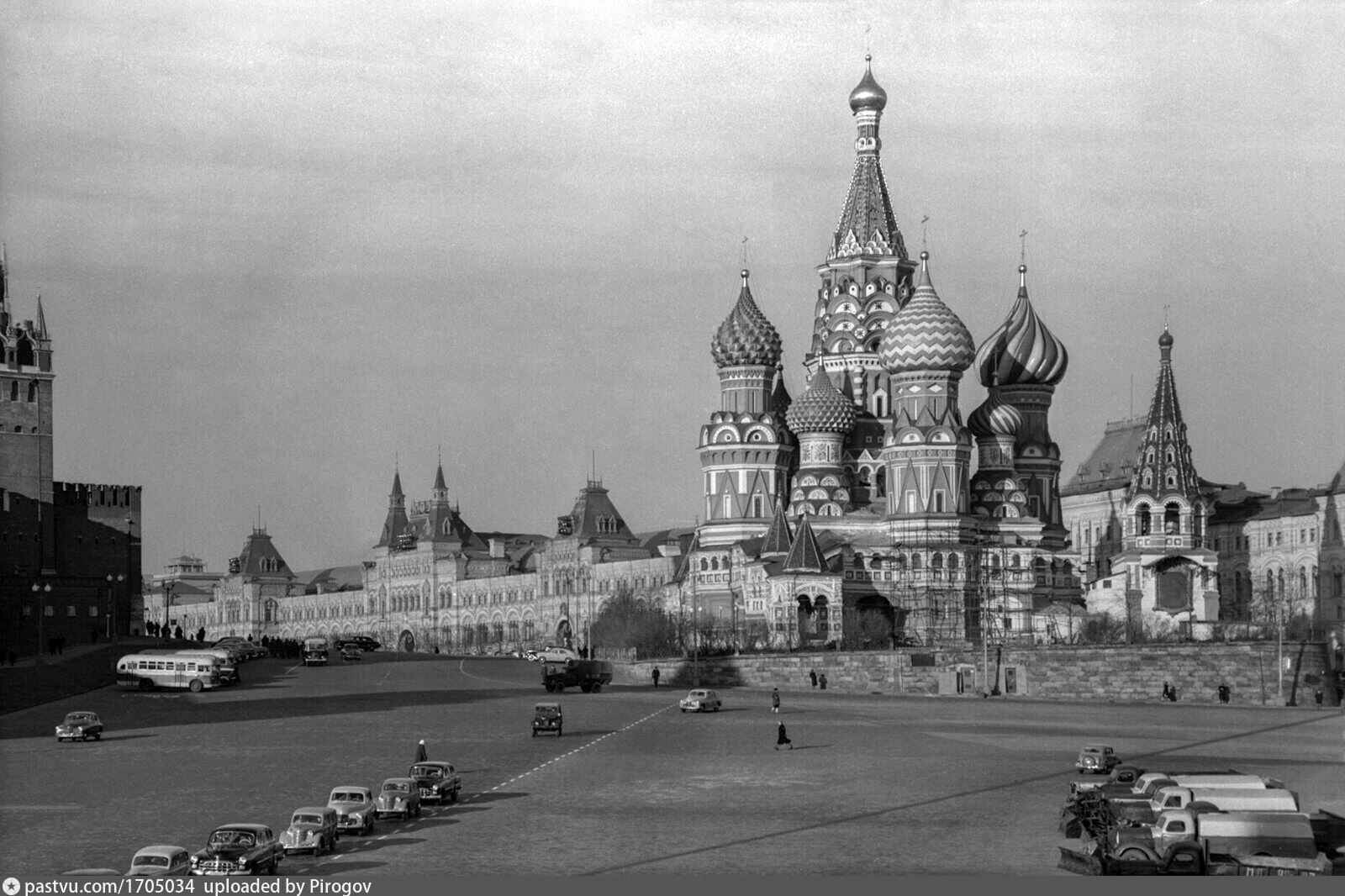 Москва старше. Храм Василия Блаженного Москва. Храм Василия Блаженного (1561). Собор Василия Блаженного на красной площади. Покровский собор в Москве 16 век.