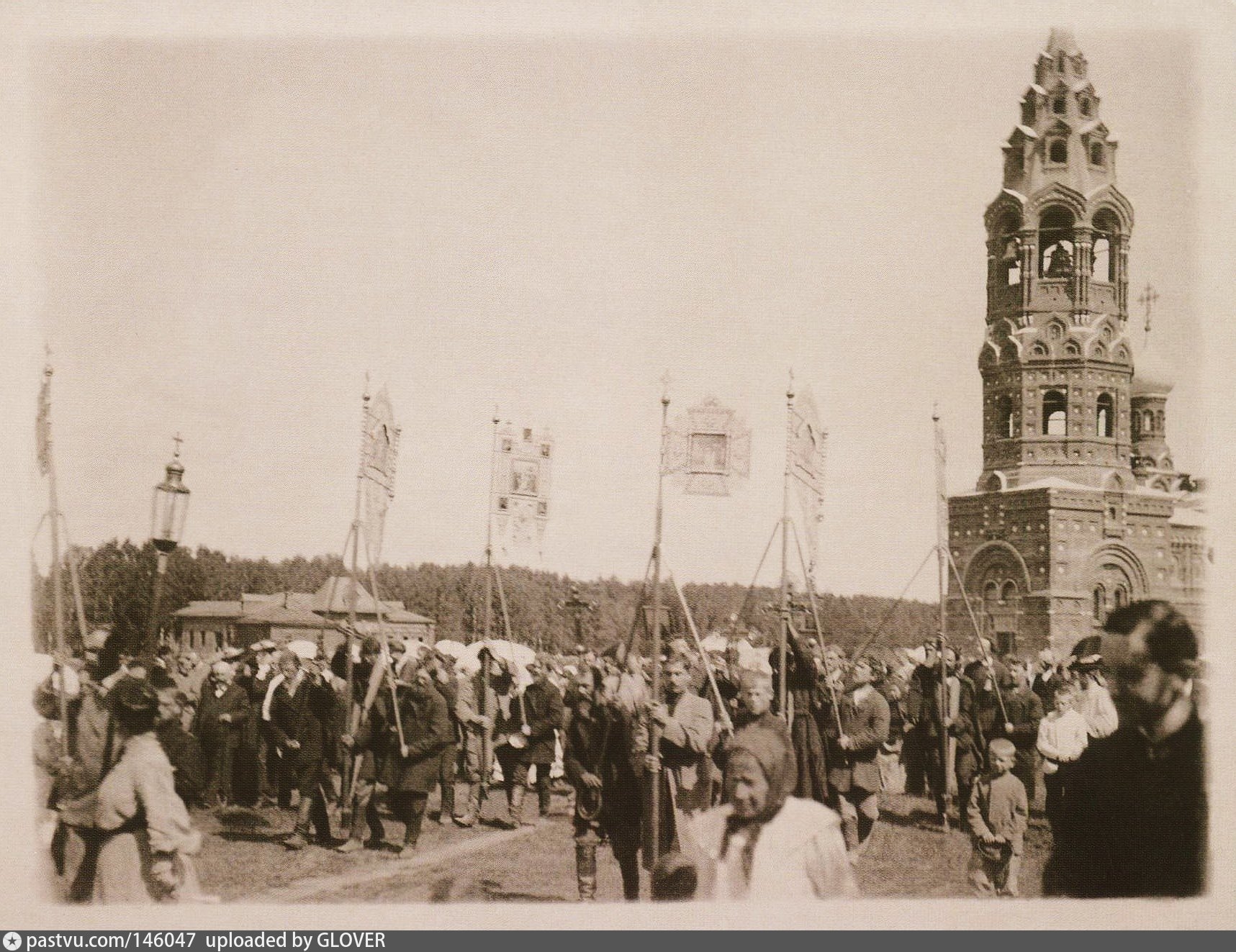 Там старое фото. Крестный ход Пушкино 19 века. 1892 Пушкино.крестный ход в Троице-Сергиеву Лавру из Москвы. Крестный ход 20 века. Крестный ход Москва начало 20 века.