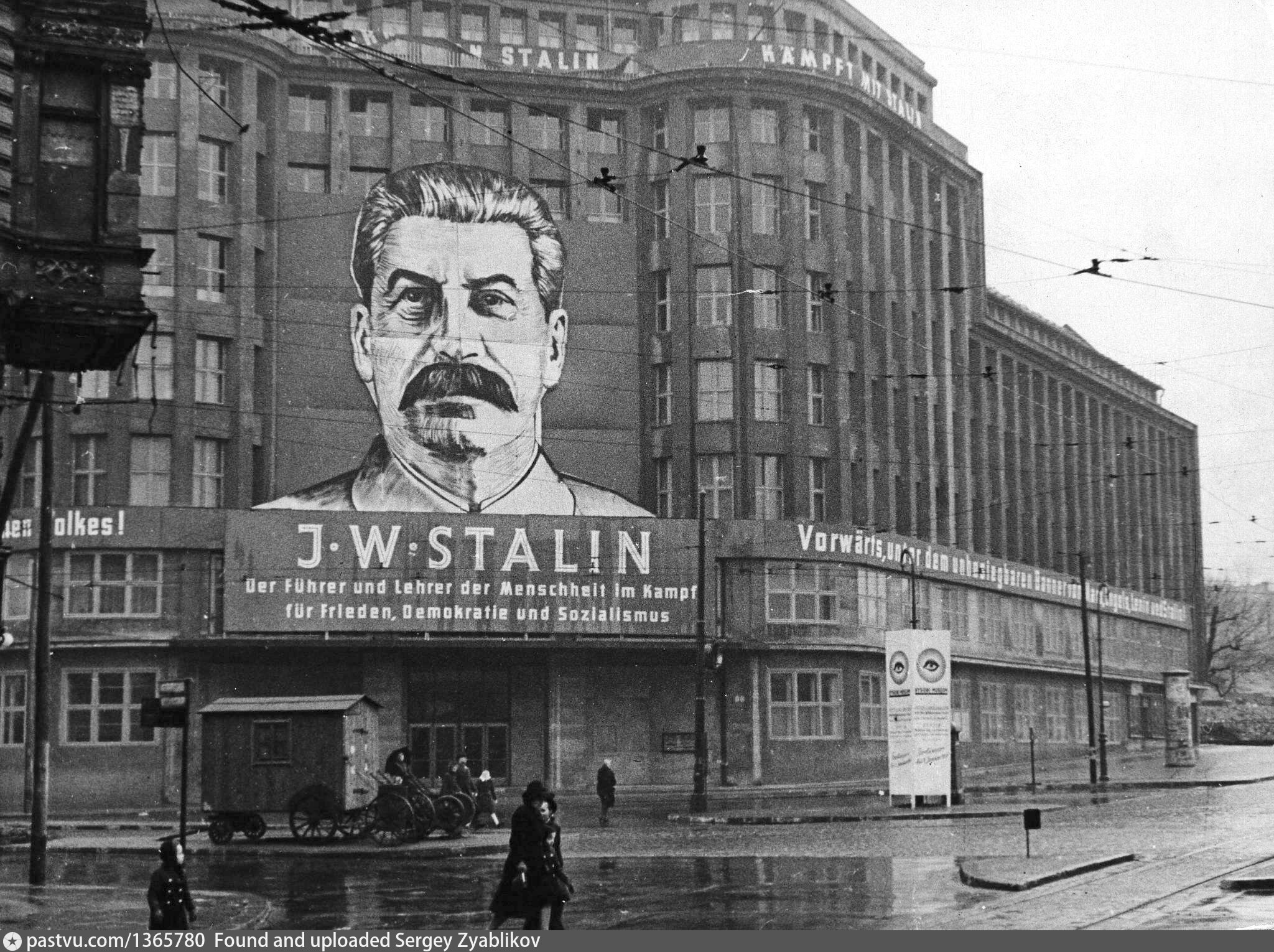 1950 году словами. ГДР 1950 портреты Сталина. Портрет Сталина в ГДР. Сталин плакат ГДР. Сталин в Берлине портрет.