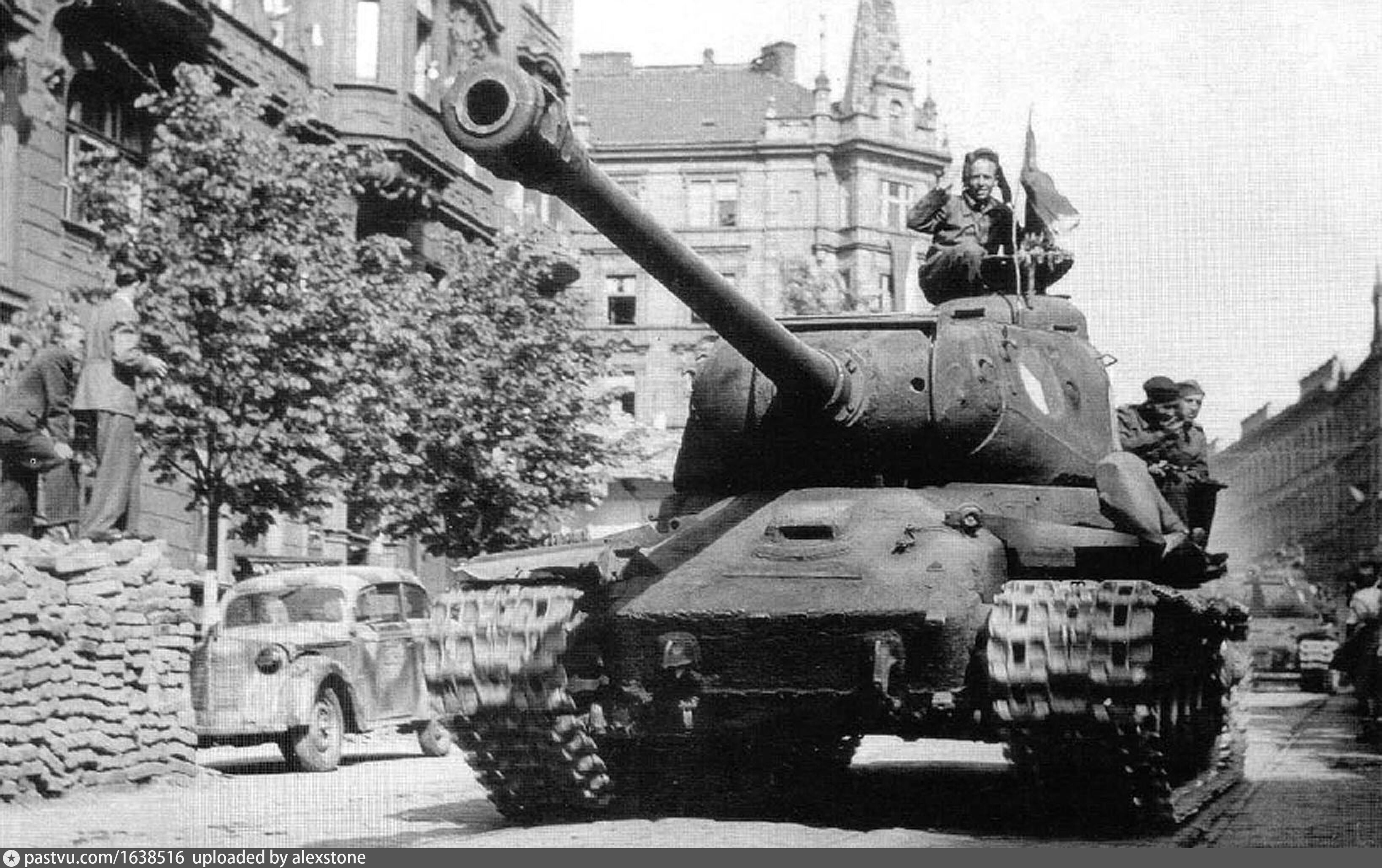 Ис 2 год. Танк ИС-2. Танк ИС 1945. Танки ИС 2 В Берлине. ИС 2 танк СССР.