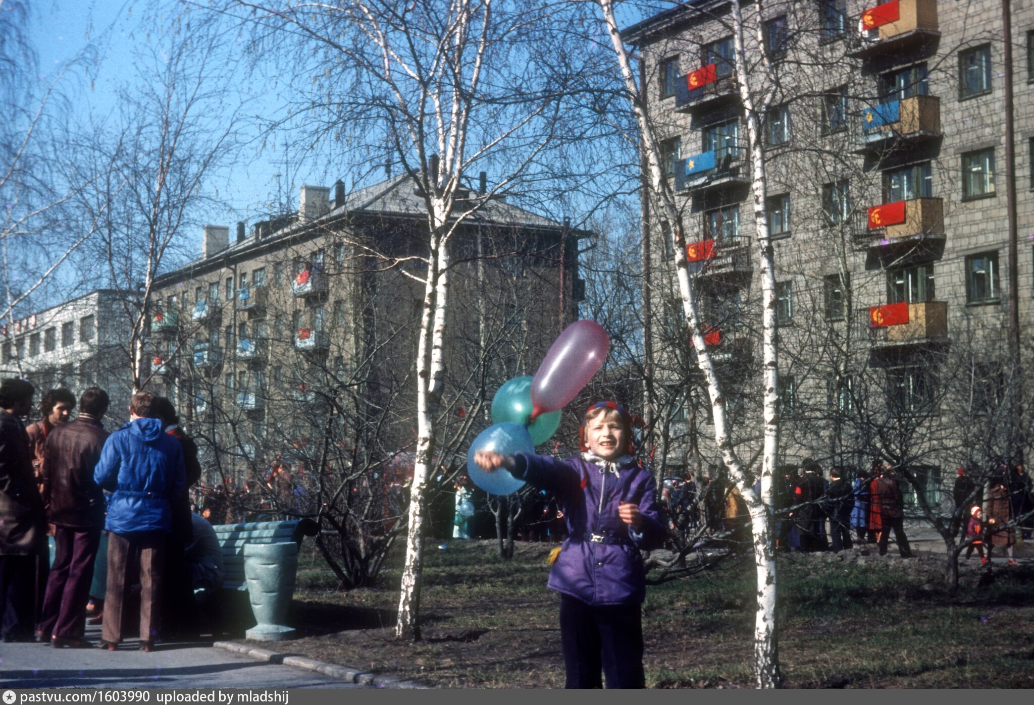 Времена года в первомайском. Первомайская демонстрация 2023 Москва. Майская демонстрация в Казани фото советские паству ком.