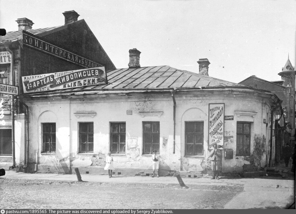 Старый европейский дом с харчевней и спальнями