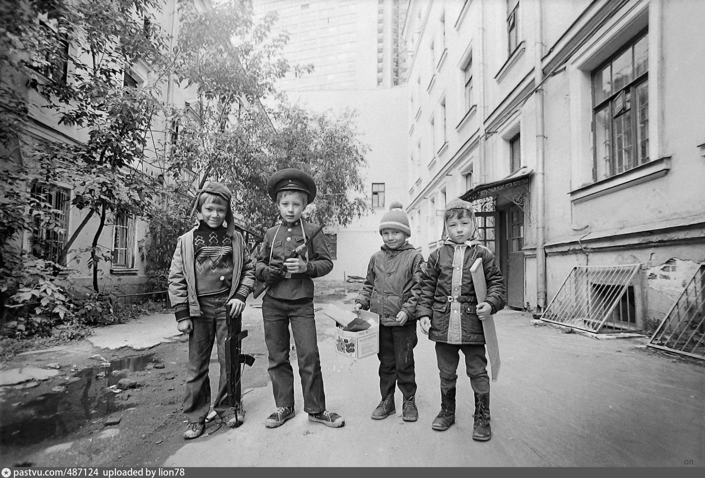 Много много лет назад в районах. Уличная шпана СССР 50е. Советский двор. Советские дети во дворе. Одежда детей в 80-е годы.