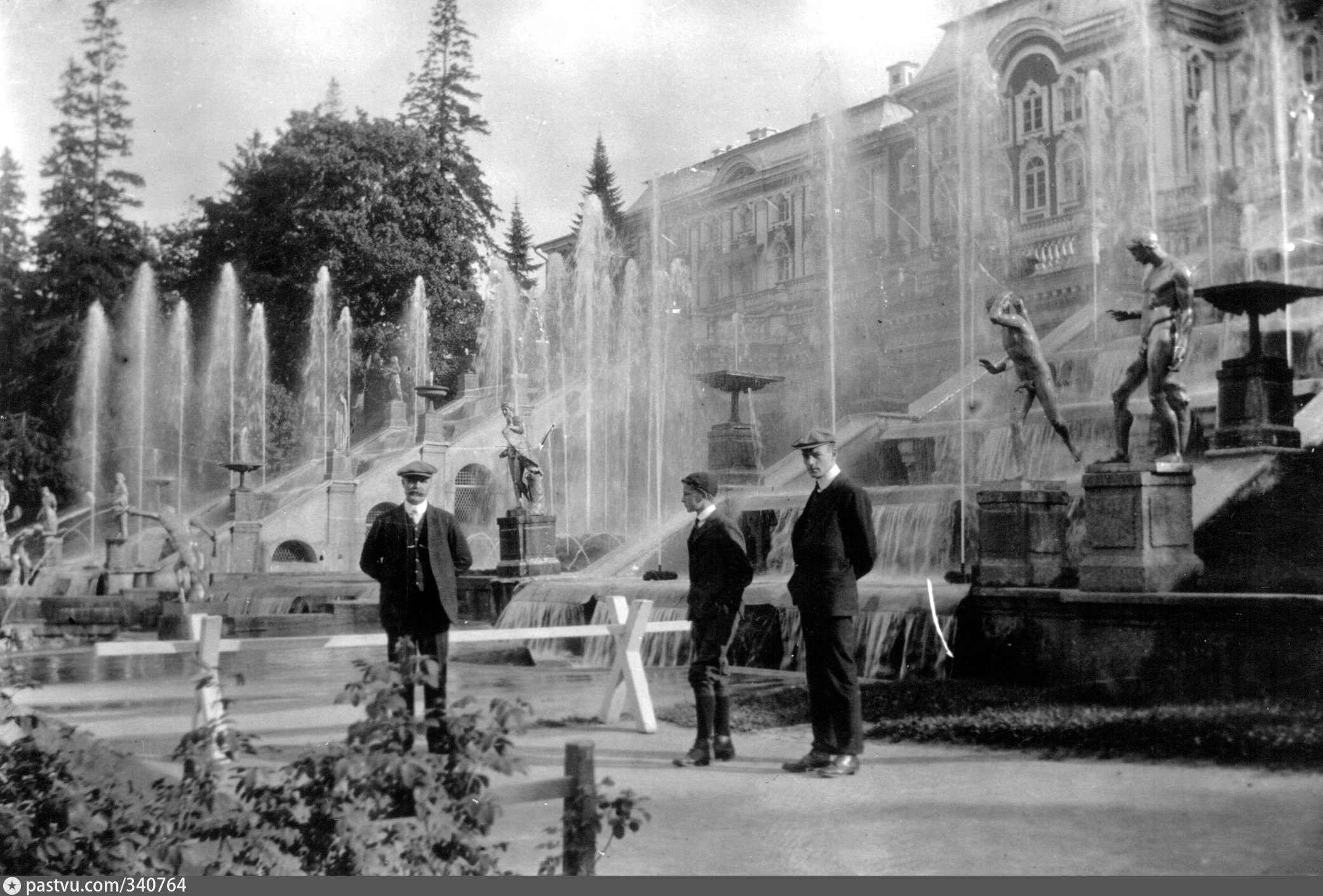 Фонтана революция. 1845 Г. В. Садовников. Большой Каскад и большой дворец в Петергофе.. Петергоф 19 век. Петергоф 1900 год.