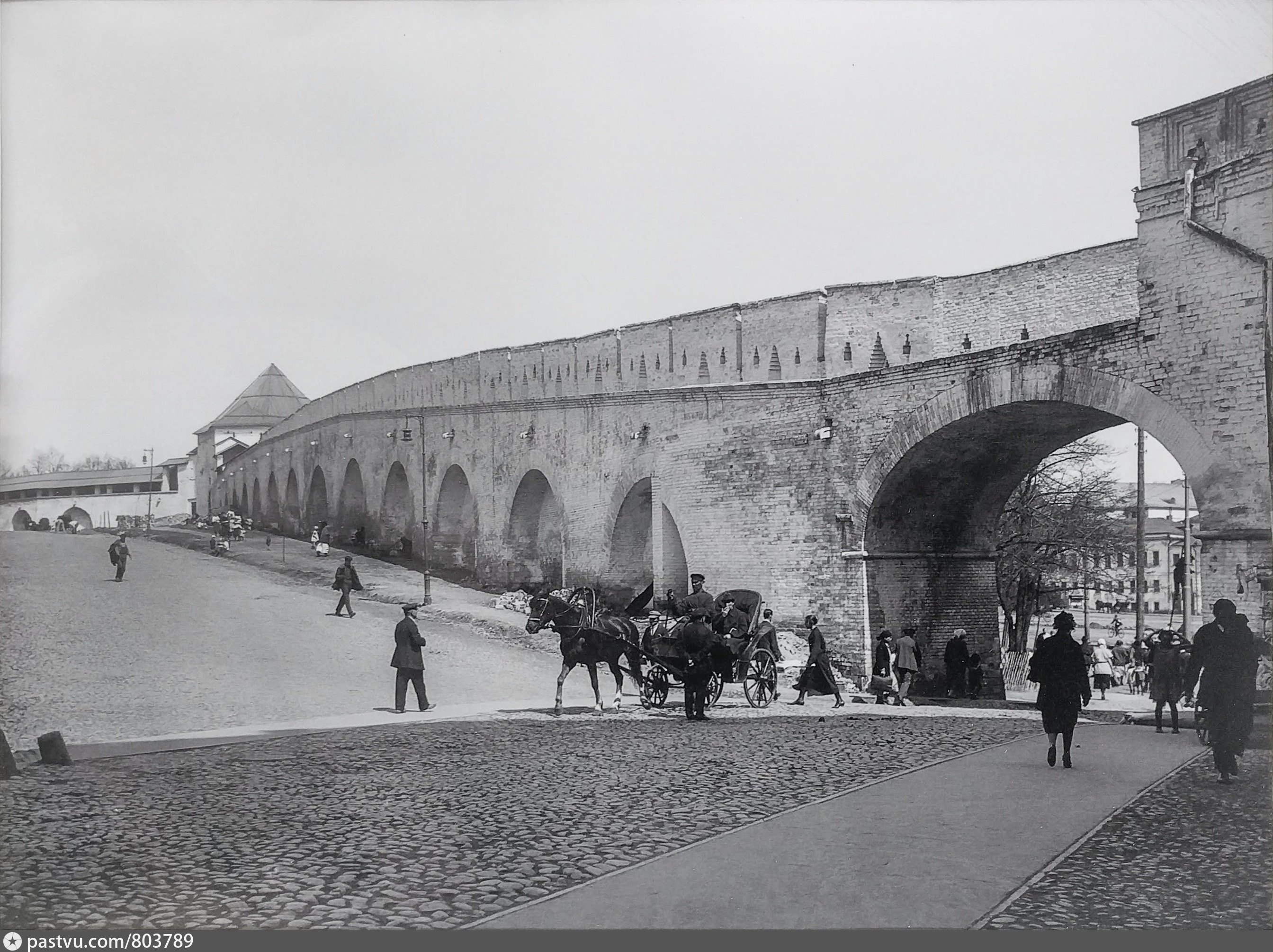 Великая история москвы. Китайгородская стена варварские ворота. Китайгородская стена на площади революции. Проломные ворота Китай города. Проломные ворота Китайгородской стены.