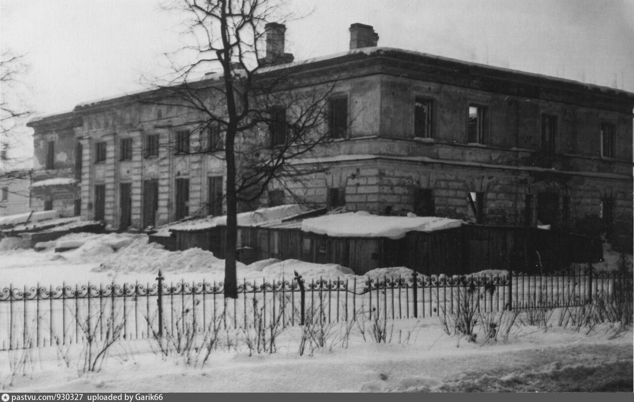 Красногвардейск. Клуб железнодорожников в Красногвардейске Гатчине. Красногвардейск Гатчина 1929-1944. Казармы Кирасирского полка в Гатчине старые фото. Здание бывшего офицерского собрания, на ул. Лермонтова 208.