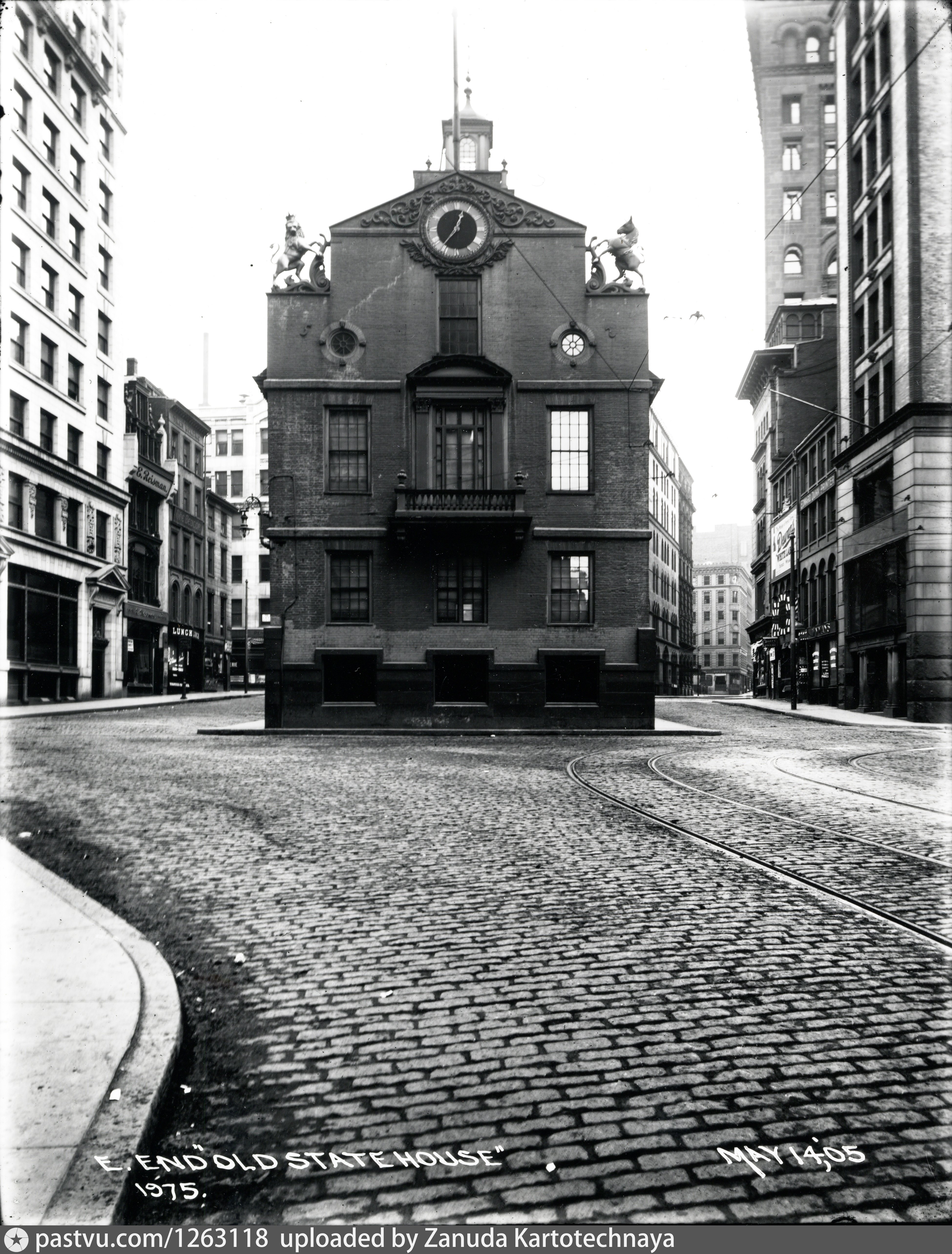 Old state house. Бостон старый город. Бостон старинные здания. Бостон старые дома. Старые здания в Бостоне.