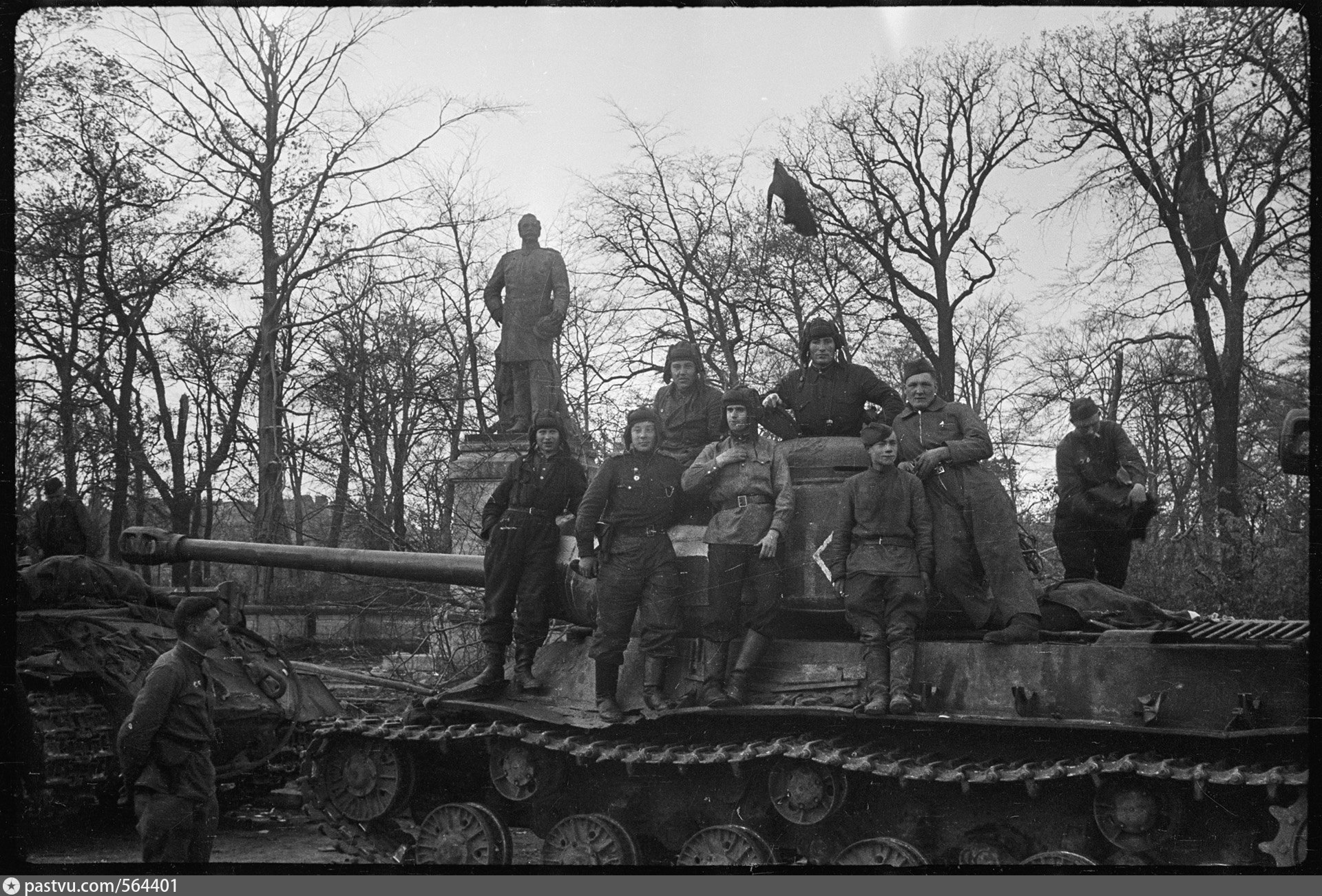 Берлин 5 мая 1945. Фаминский Берлин 1945 танкисты. Парк Тиргартен в Берлине в 1945г. ИС-2 В Берлине 1945. Танк ИС 2 В Берлине.