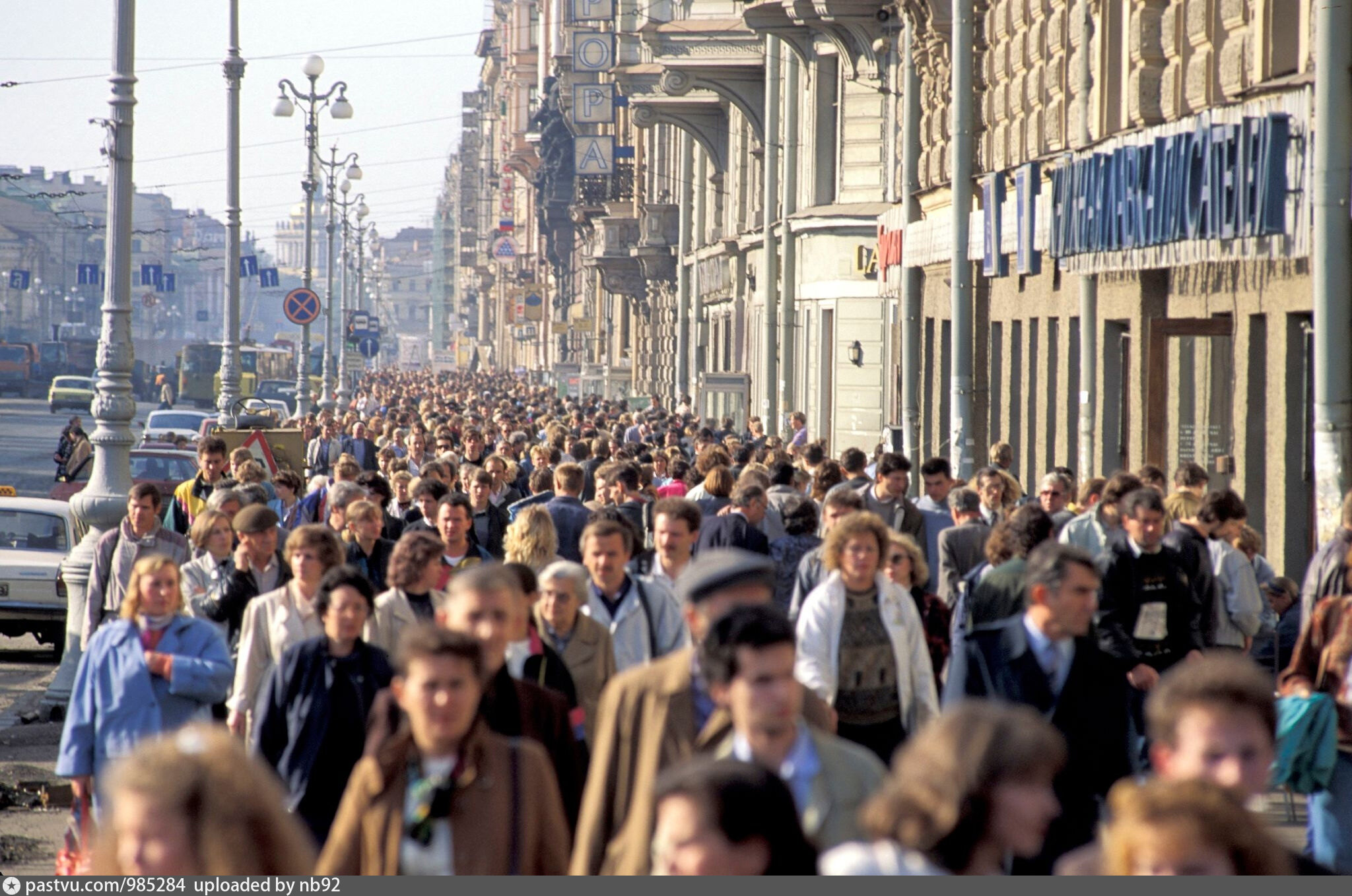 Население петербурга на 2024 год. Толпа на Невском пр. в часы пик СПБ. Толпа людей на Невском.