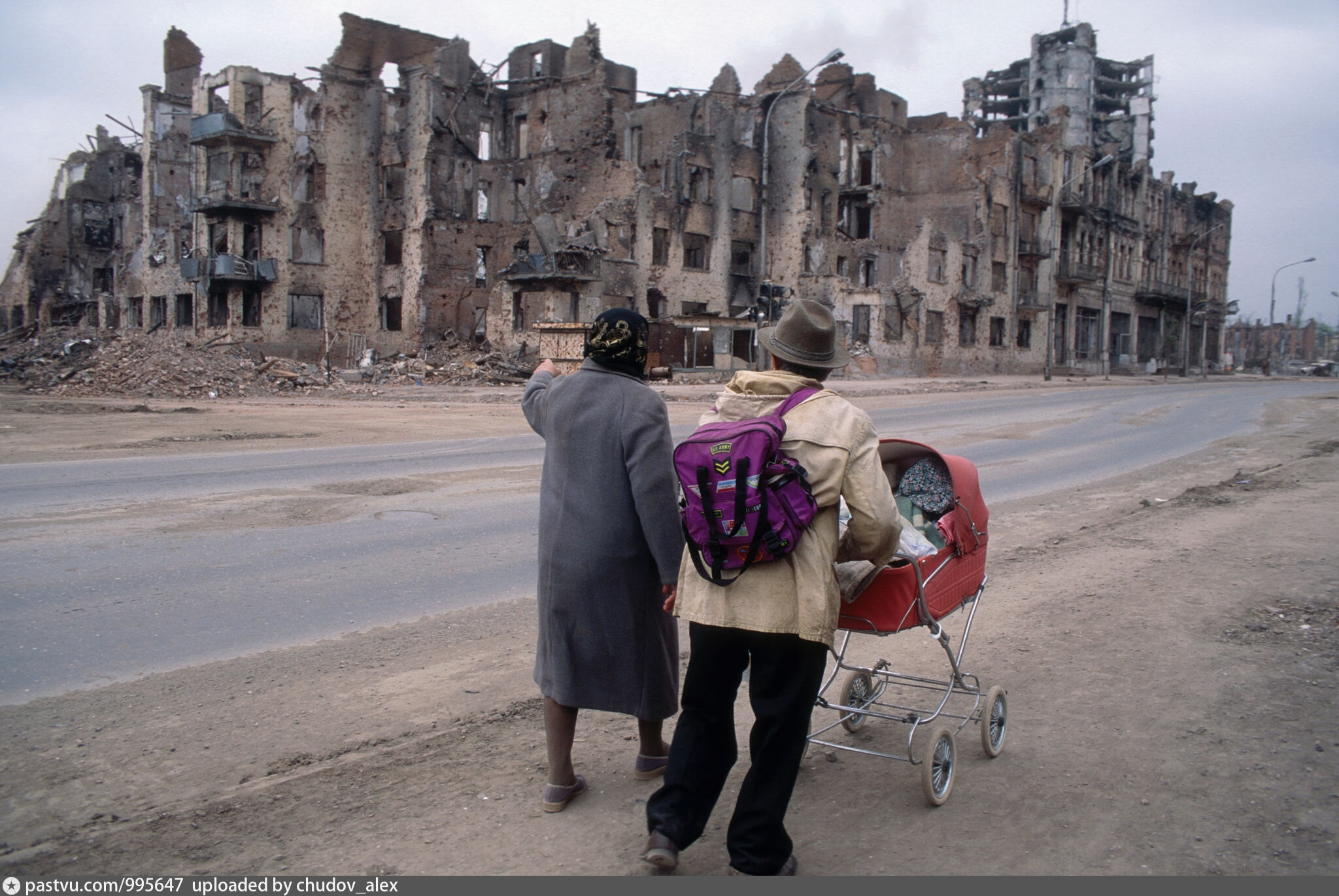 1995 год. Проспект Ленина в Грозном в 1995 году. Мирные жители в Грозном 1995.