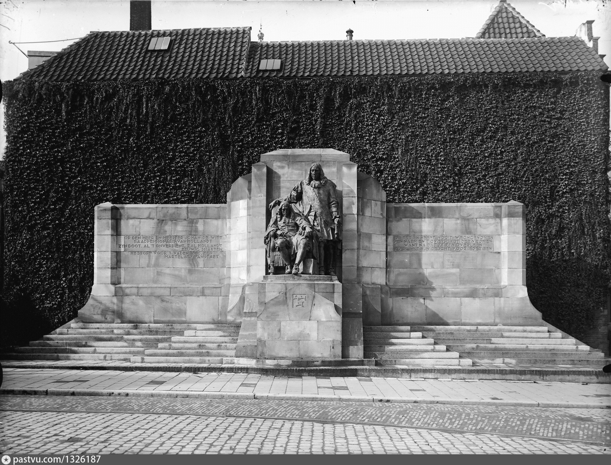 Dordrecht. Standbeeld van Johan en Cornelis