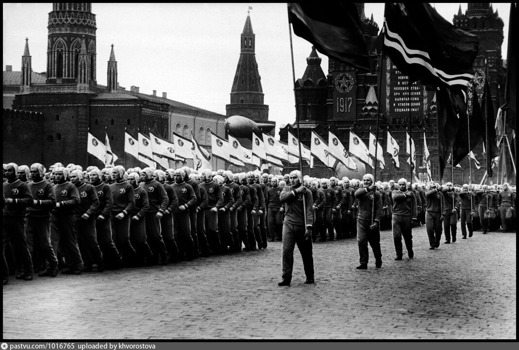 Советский парад на красной площади. Парад СССР. Парад Октябрьской революции СССР. Парад 7 ноября СССР. Парады на красной площади 7 ноября в СССР.