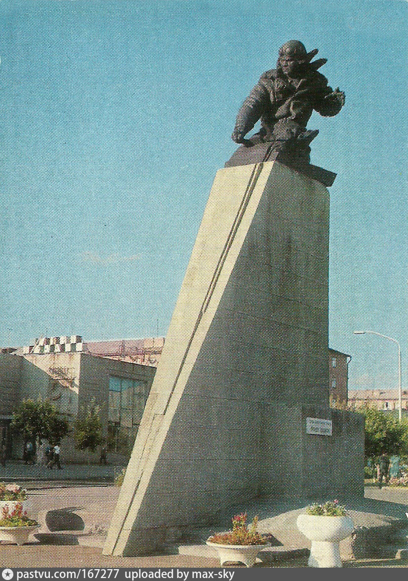 Нуркен абдиров. Караганда памятник Нуркен. Памятник Нуркену Абдирову. Город Караганда памятник Нуркен Абдирова. Обелиск Караганда памятники.