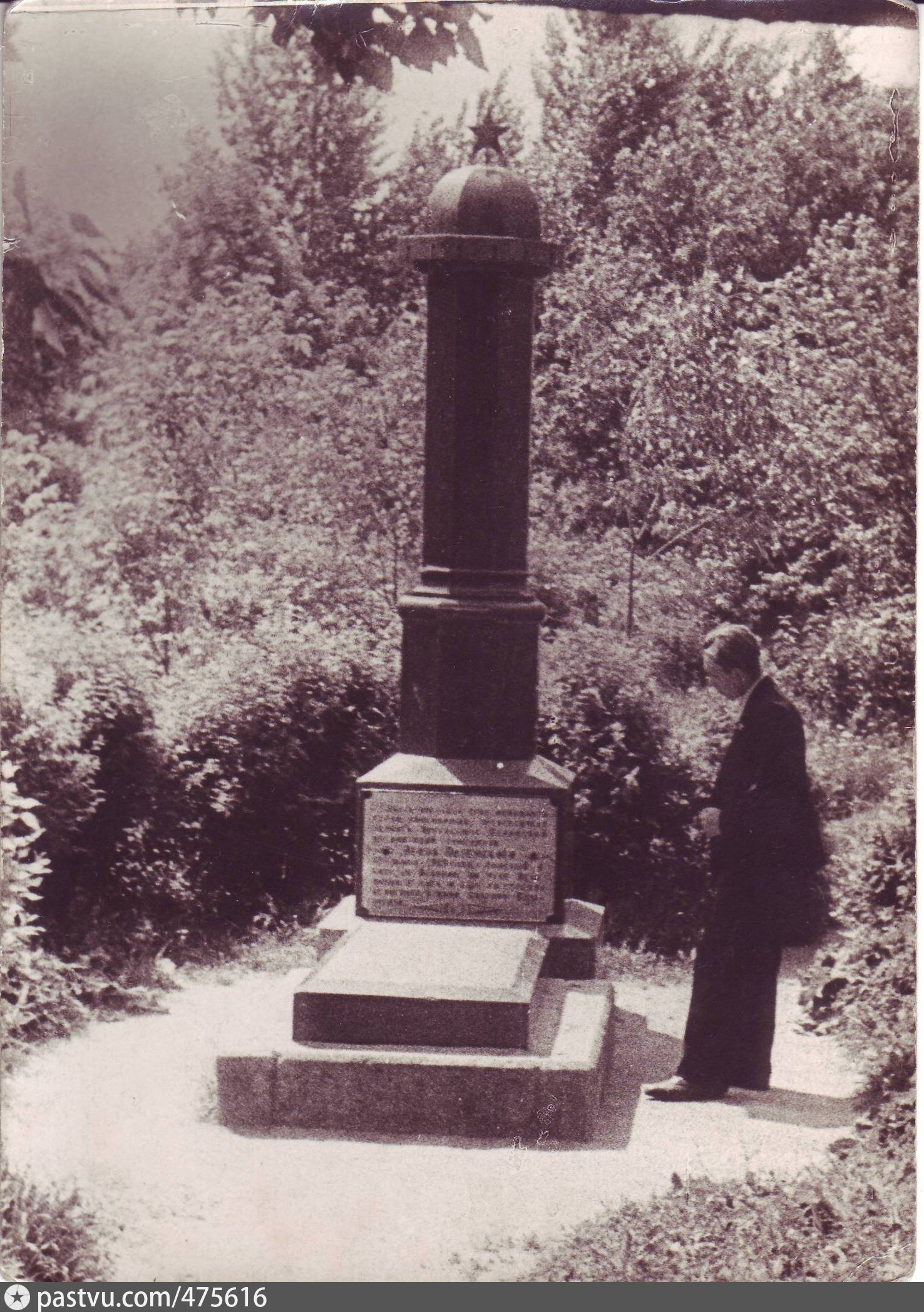 Памятник Леону Поземскому в Пскове