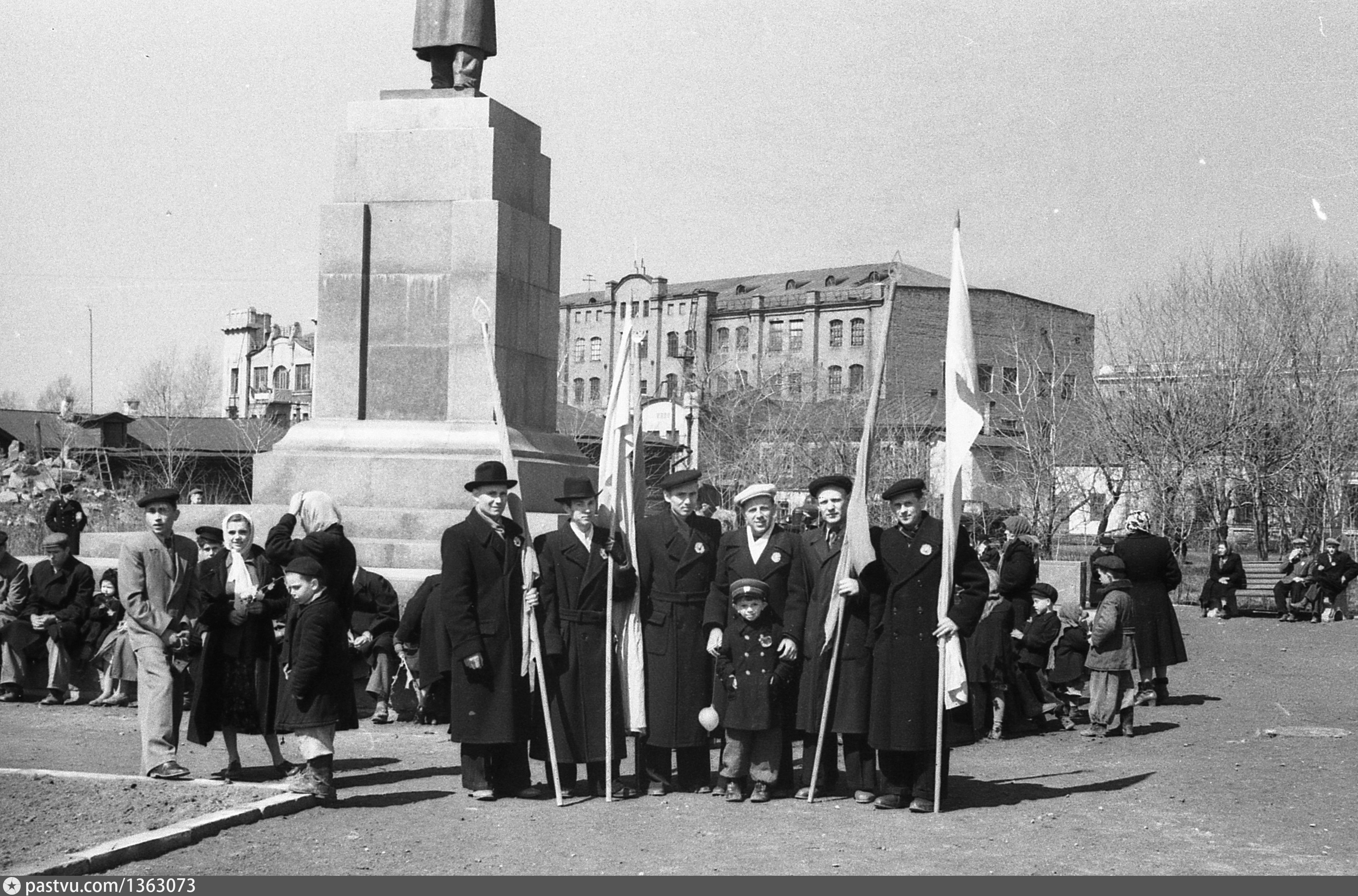 Памятник Сталину Южно Сахалинск. Памятник Сталину в Угличе. Памятник Сталину в Варшаве. Памятник Сталину.