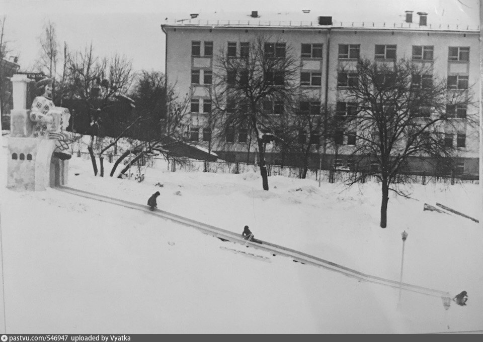 Имени 60 летия ссср. Сквер им. 60-летия СССР Киров. Парк СССР Киров. Горка в афганском сквере Перово. Парк 60 лет СССР Новомосковск.