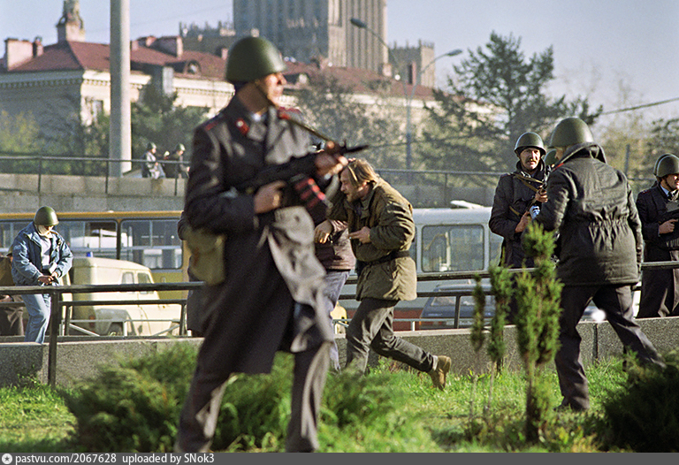 Москва 1993 что произошло. Черный октябрь 1993 штурм Останкино. Танки белый дом 1993. Белый дом обстрел 1993. 1993 Москва штурм белого дома.