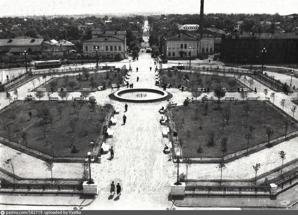 Старая городская площадь. Старинный Киров Театральная площадь. Старая Вятка Театральная площадь. Старый фонтан на театральной площади Киров. Театральная площадь Киров 20 век.