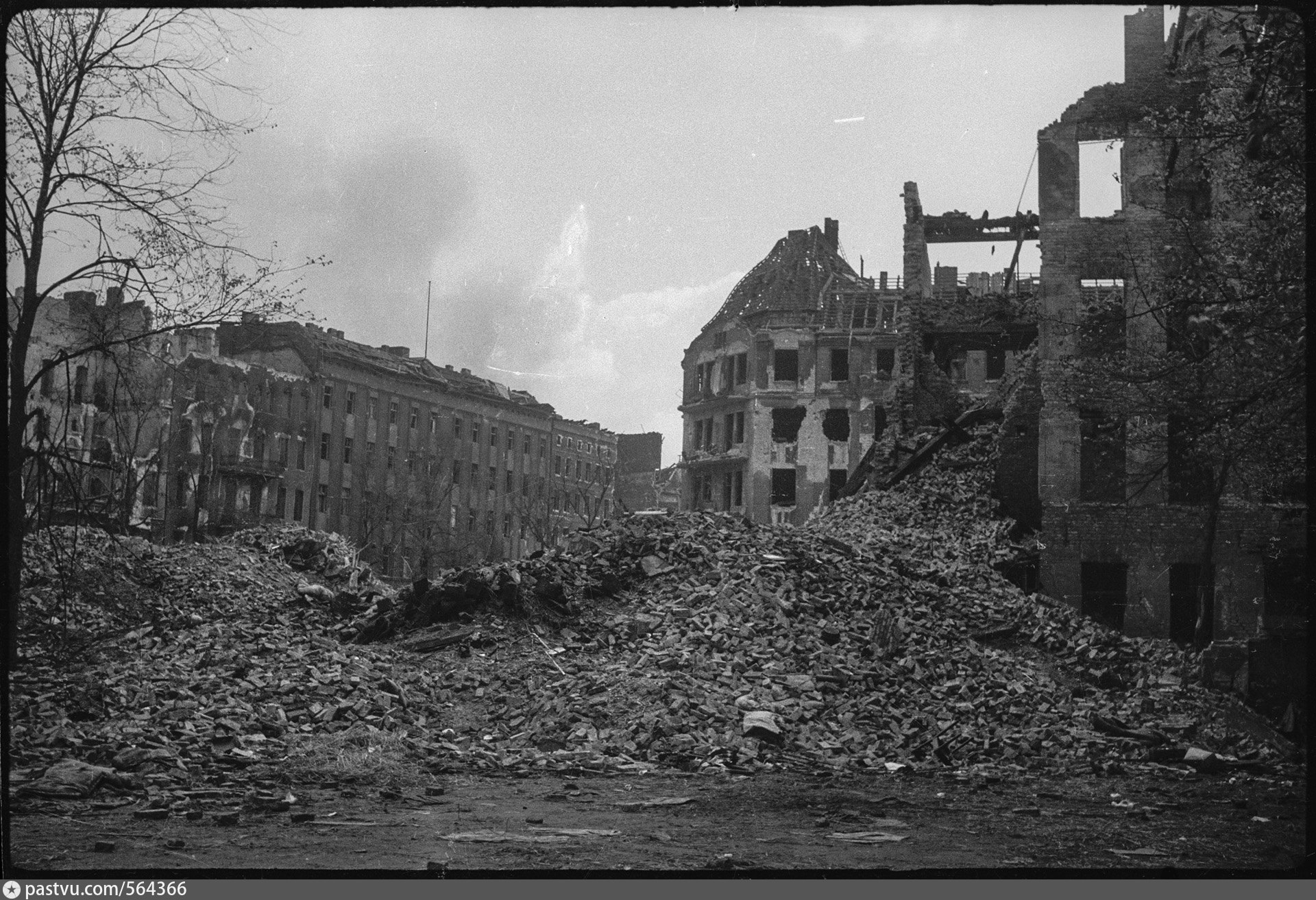 Разрушенный берлин. ВОВ Берлин 1945 руины. Развалины Берлина май 1945. Руины Германии 1945.