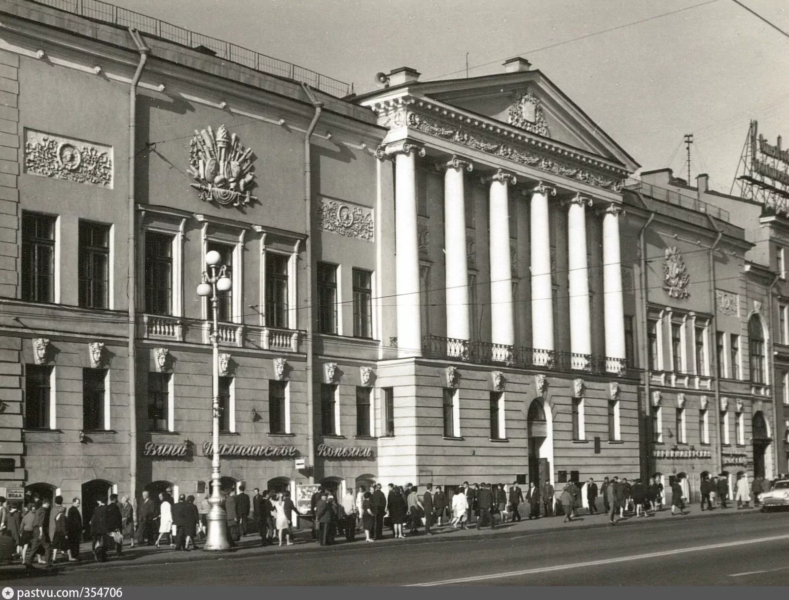 Петербург 1921 год. Юсуповский дворец на Невском проспекте в Санкт-Петербурге. Дом Юсуповых на Невском 84-86 Санкт-Петербург. Юсуповский дворец на Невском. СПБ дворец Юсуповых на Невском проспекте дом актера.